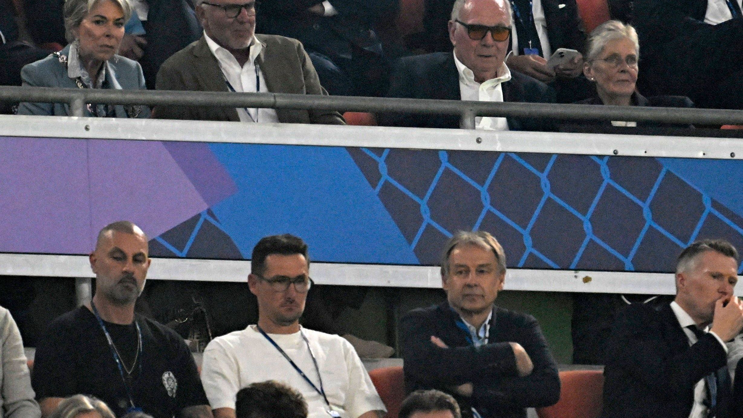 <strong>Miroslav Klose und Jürgen Klinsmann</strong><br>Die pure Begeisterung versprühen auch die früheren Nationalspieler Miroslav Klose (unten, 2.v.l.) und Jürgen Klimsnann (rechts daneben) nicht. Womöglich fühlten sie sich auch von den zwei Hausherren über ihnen beobachtet.