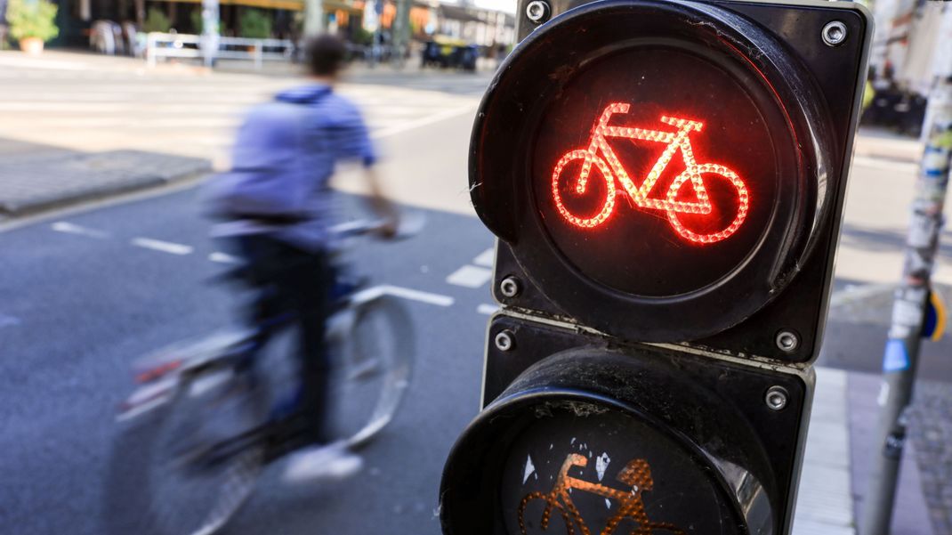 Radfahrer fährt bei Rot über eine Fahrradampel.