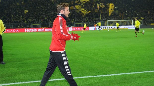 
                <strong>November 2013: Götze macht sich in der Kabine warm</strong><br>
                Dem Hass von 25.000 Fans in der Dortmunder Südkurve wollte sich Mario Götze dabei nicht aussetzen. Auf das Aufwärmtraining im Stadion verzichtete er deshalb. Götze machte sich stattdessen lieber im engen Spielertunnel fit für die Partie gegen seinen Ex-Klub. Wütender dürften die Fans allerdings nach dem Spiel gewesen sein. 
              