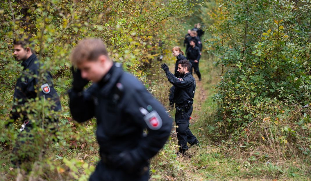 14. Oktober: Polizisten suchen unweit des Campingplatzes nach dem vermissten Studenten.