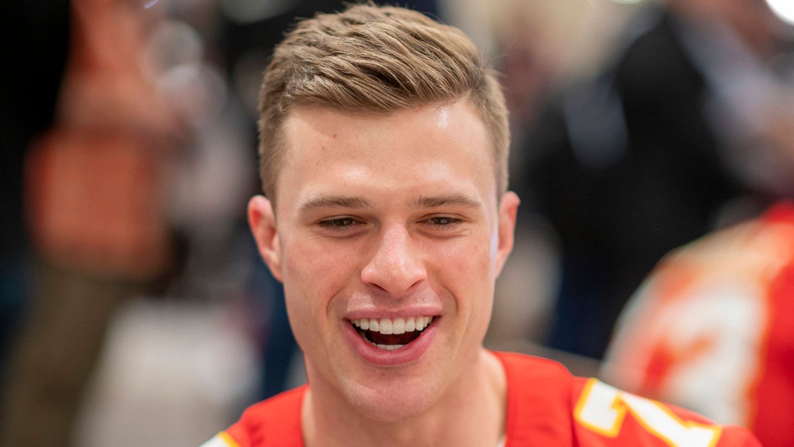 
                <strong>Der Vertrag von Harrison Butker</strong><br>
                Im Juni 2019 unterschrieb Butker bei den Chiefs einen Kontrakt über fünf Jahre und 20,275 Millionen US-Dollar. Kein anderer Kicker der NFL verfügt über einen Vertrag mit solch einem hohen Gesamtvolumen. Mit einem Durchschnittsgehalt von 4,055 Millionen Dollar pro Jahr steht er im Kicker-Ranking hingegen "nur" auf Platz sieben. Bislang hat Butker in vier Spielzeiten insgesamt 7,7 Millionen Dollar verdient.
              