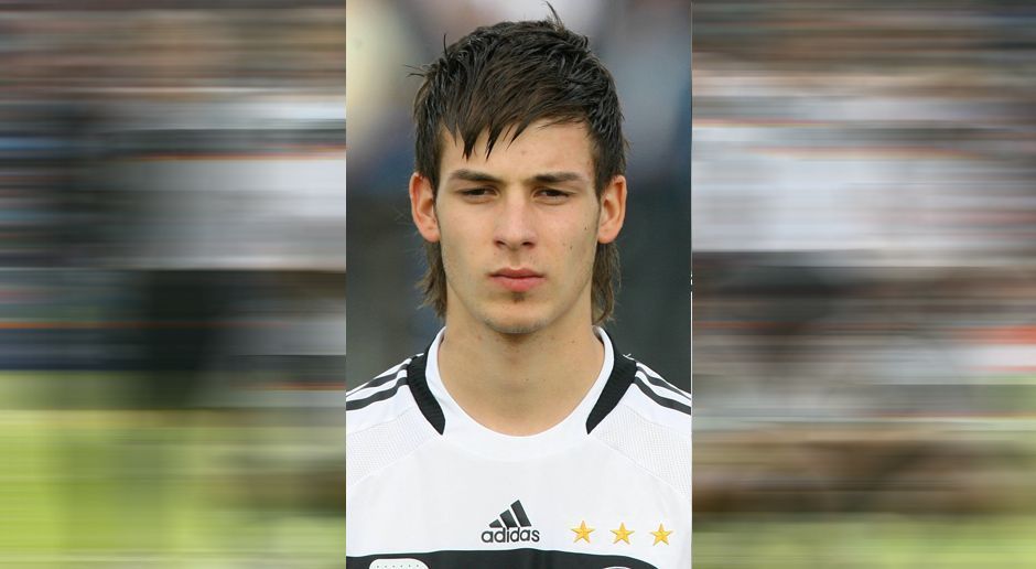 
                <strong>Marvin Plattenhardt</strong><br>
                Abwehr - Marvin Plattenhardt: Einen solchen Vokuhila haben wir lange nicht mehr gesehen. Marvin Plattenhardt trug ihn 2009 bestimmt mit Stolz im EM-Finale gegen die Niederlande. Der Linksverteidiger von Hertha BSC steigerte nach der Jugendzeit von Jahr zu Jahr seinen Marktwert. Als Bernat-Ersatz ist er sogar schon beim FC Bayern im Gespräch.
              