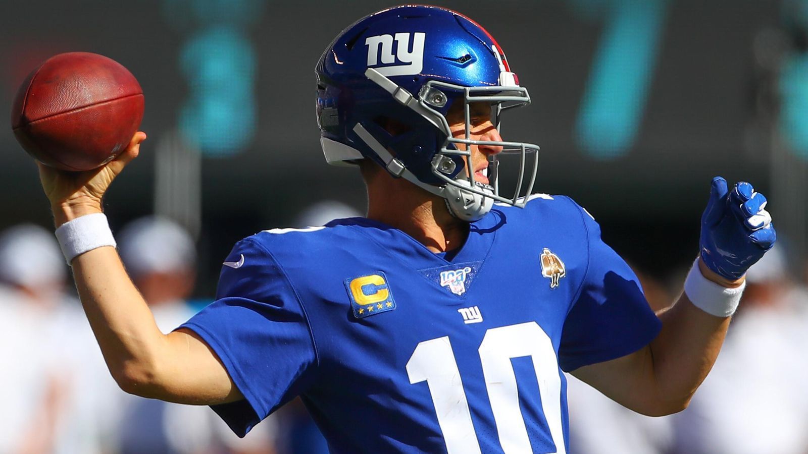 
                <strong>Eli am Ende?</strong><br>
                Man muss die Spiele der Giants nicht gesehen haben. Nach zwei Niederlagen ist klar: Eli Manning steht in der Kritik. Sieht man es differenzierter, ist auch klar, dass die beiden Schlappen nicht alleine auf Mannings Kappe gehen. Aber die Rufe nach Rookie Daniel Jones werden lauter. Head Coach Pat Shurmur hört sie. Und Manning ist nicht mehr unantastbar. Shurmur auf die Frage, ob Manning in Week 3 starten wird: "Wir werden über alles reden, was uns nach vorne bringt. Ich denke, das ist zu diesem Zeitpunkt fair. Bis jetzt war das, was wir getan haben, nicht gut genug."
              