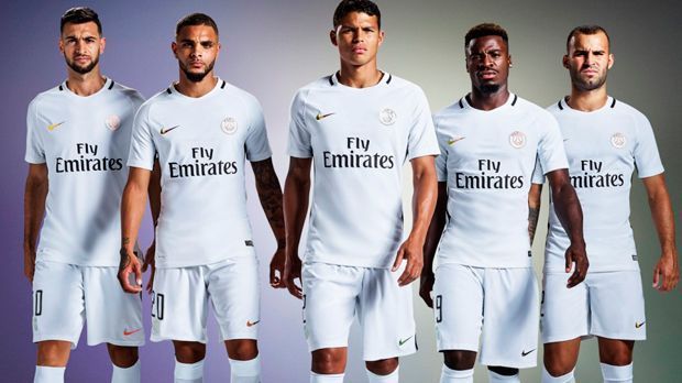 
                <strong>Ausweichtrikot Paris Saint-Germain</strong><br>
                Der französische Meister mag es elegant: Schlicht weiß präsentiert Paris Saint-Germain sein Ausweichtrikot für die aktuelle Saison. Selbst das PSG-Logo ist komplett in weiß gehalten, lediglich die Konturen machen den stilisierten Eiffelturm sichtbar. Auch Hose und Stutzen sind in derselben Farbe gehalten. Das Leibchen ist dabei so geradlinig, dass es dadurch schon wieder auffällt. 
              