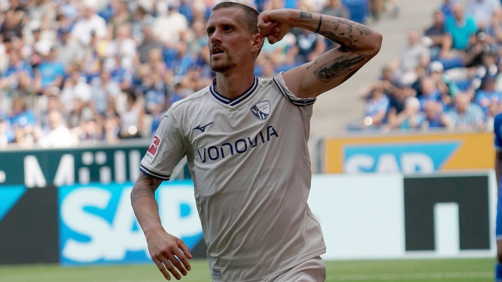 
                <strong>Simon Zoller (VfL Bochum)</strong><br>
                Zwar hätte man sicherlich auch einen Case für Kevin Stöger machen können, der beim VfL maßgeblich an beiden frühen Toren beteiligt war, doch Zoller war es, der innerhalb von drei Minuten zweimal traf. Geholfen hat es allerdings nicht - denn die TSG Hoffenheim drehte das Spiel noch ganz spät auf 3:2.
              