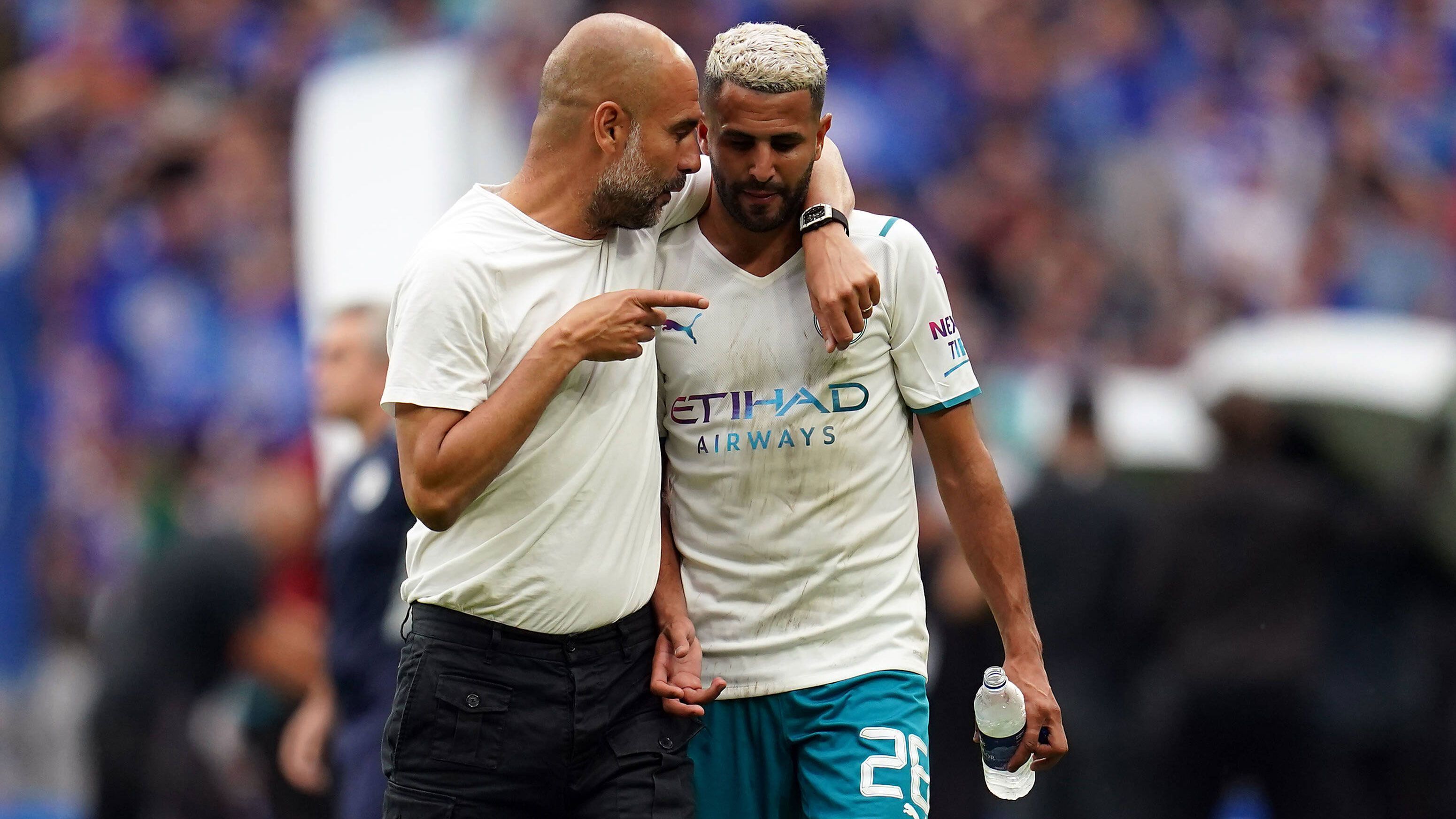 
                <strong>Manchester City</strong><br>
                Doch das Saison-Debüt lief für Guardiola und seine Mannschaft nicht wie erhofft. Im FA Community Shield, vergleichbar mit dem deutschen Supercup, setzte es eine 0:1-Pleite gegen Leicester City, nachdem zuvor alle Testspiele gegen unterklassige Gegner gewonnen wurden. "Zu Beginn der Saison geht es darum, unser Spiel zu entwickeln. Jetzt haben wir auswärts die Spurs und müssen schnellstmöglich Punkte sammeln", blickte der Coach im Anschluss an die Partie bereits voraus. In Anbetracht des hochkarätig besetzten Kaders kann der Titelkampf nur über die "Skyblues" gehen, die zudem keine nennenswerten Abgänge zu verzeichnen haben. ran-Tipp: City holt erneut den Titel.
              