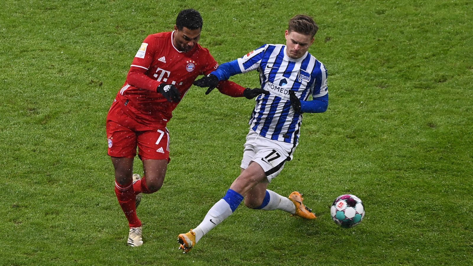 
                <strong>Serge Gnabry</strong><br>
                Muss in der ersten Halbzeit erstaunlich viele Defensiv-Zweikämpfe führen und kann sich auf der anderen Seite des Platzes kaum in Szene setzen. Direkt nach der Pause eine dicke Chance, scheitert von der Strafraumkante aber mit einem schwächeren Schuss an Jarstein. Auch nach der Pause defensiv sehr wachsam, vergibt in der 47. Minute freistehend. Allgemein ein sehr unglücklicher Auftritt vor dem Kasten. Seine defensiven Bemühungen müssen aber hervorgehoben werden. In der 73. Minute durch Tolisso ersetzt. ran-Note: 3
              