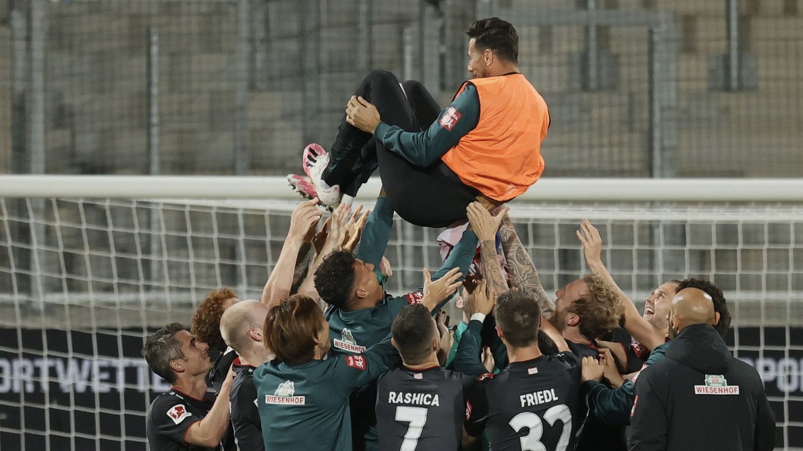 
                <strong>Bundesliga-Relegation, Rückspiel: 1. FC Heidenheim - WERDER BEMEN 2:2 (6. Juli 2020)</strong><br>
                Das Jahr 2010 scheint so eine Art Zeitenwende für den Klub von der Weser gewesen zu sein, nach dem Pokal-Sieg 2009 wurden die Höhepunkte überschaubar. Doch der Klassenerhalt 2020 - erst gesichert in der Relegation gegen tapfer kämpfende Underdogs aus Heidenheim - war Himmel und Hölle zugleich für jeden Werderaner auf diesem Planeten. Zumal am Ende die Auswärtstorregel den Ausschlag geben musste.
              