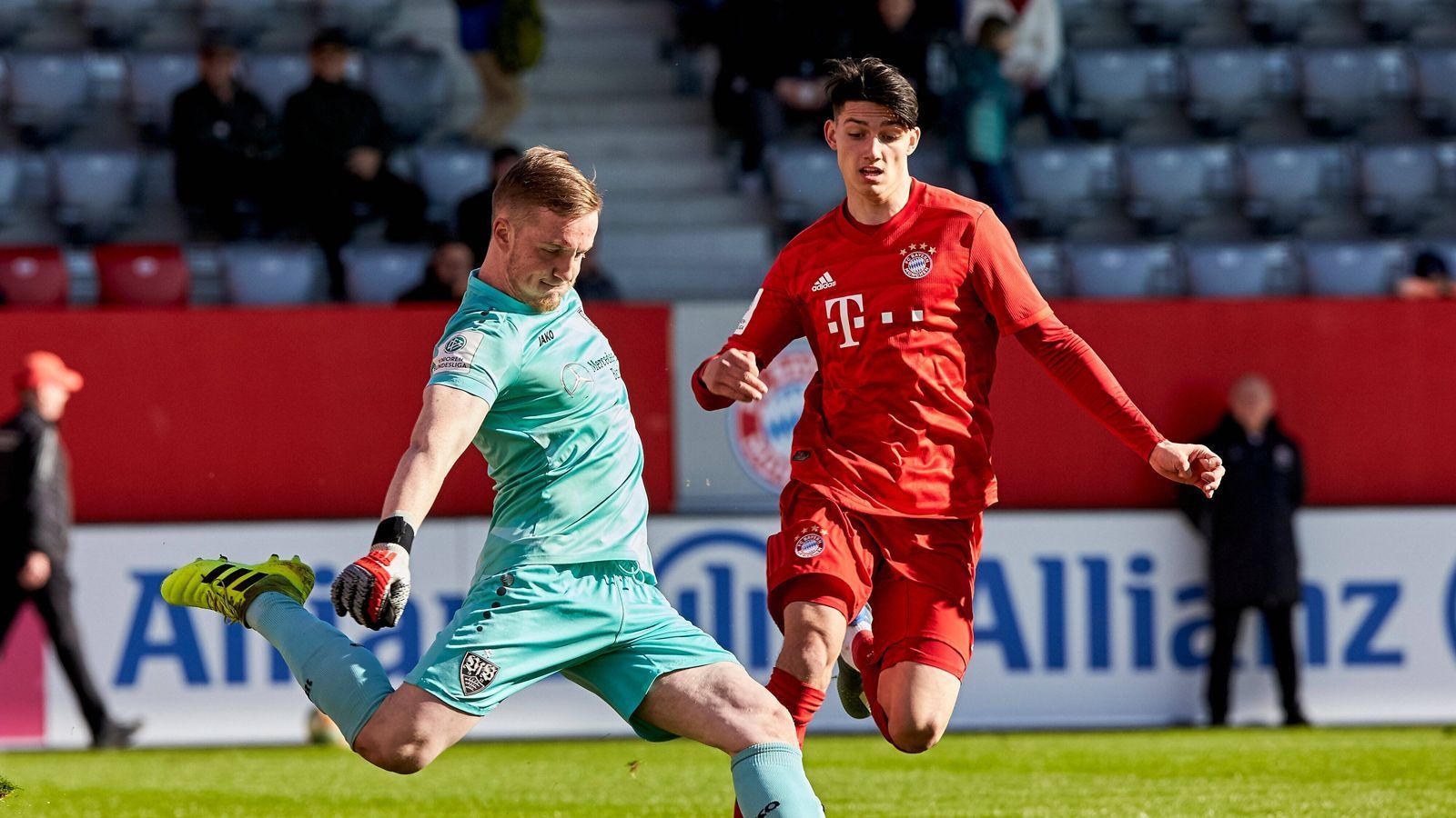 
                <strong>U17 FC Bayern München (B-Junioren)</strong><br>
                Auch die B-Jugend des deutschen Rekordmeisters ist erfolgsverwöhnt. In den vergangenen drei Spielzeiten konnten die Münchner jeweils die B-Junioren-Bundesliga Süd/Südwest für sich entscheiden, 2017 gab es sogar noch den Deutsche Meisterschaft obendrauf. Und aktuell sieht es für das Team von U17-Coach Miroslav Klose auch vielversprechend aus. Nach 21 Spieltagen liegt man auf Rang drei, nur fünf Punkte hinter Spitzenreiter Mainz 05. Besonders auffällig sind bei den U17-Junioren der Deutsch-Türke Yusuf Kabadayi (16) (Bild) mit neun Treffern und vier Vorlagen, der 16-jährige Linksaußen Nemanja Motika, der in dieser Saison auch schon acht Treffer erzielen konnte, sowie Chelsea-Neuzugang Jamal Musiala (16), der auch schon acht Scorerpunkte auf seinem Konto hat.
              