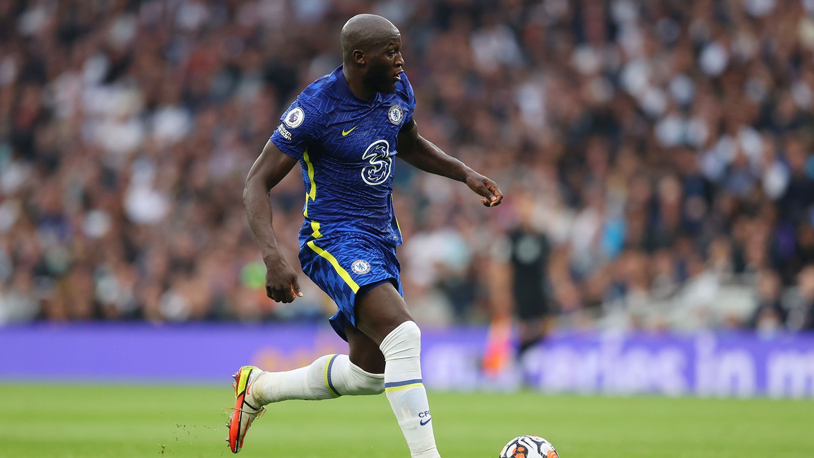 
                <strong>Lukaku vs. Citys-Abwehrbollwerk</strong><br>
                Der 115-Millionen-Mann hat bei seinem neuen Arbeitgeber einen Start nach Maß erwischt. Romelu Lukaku traf bisher vier Mal in sechs Partien. Der Belgier hat eine physische Präsenz im Chelsea-Sturmzentrum und macht die langen Pässe gut fest. Torchancen erarbeitet er sich immer wieder mit kurzen Sprints, in denen er seinen bulligen Körper gut einsetzt. Vor dem Tor bleibt er meist eiskalt. Manchester City kassierte aber bisher nur ein Gegentor und stellt damit (zusammen mit Chelsea) die beste Abwehr der Liga. Allerdings fallen John Stones, Oskar Zinchenko und Aymeric Laporte verletzungsbedingt aus. 
              