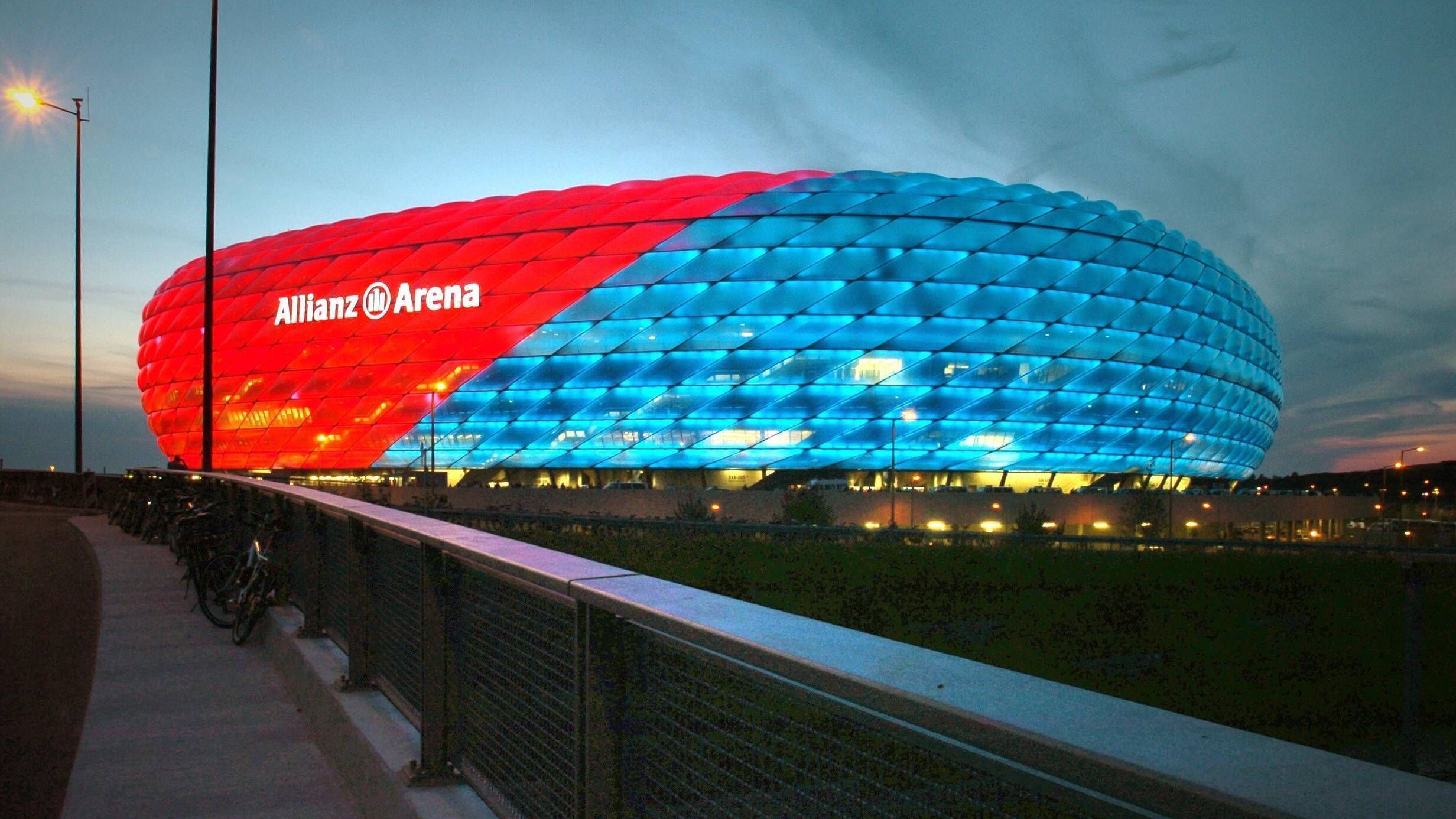 <strong>München-Derby 2005</strong><br>Die Allianz Arena leuchtete Rot und Blau, ein sicheres Zeichen für ein Münchner Derby. Damals gewann 1860 München das Lokalduell mit 1:0.