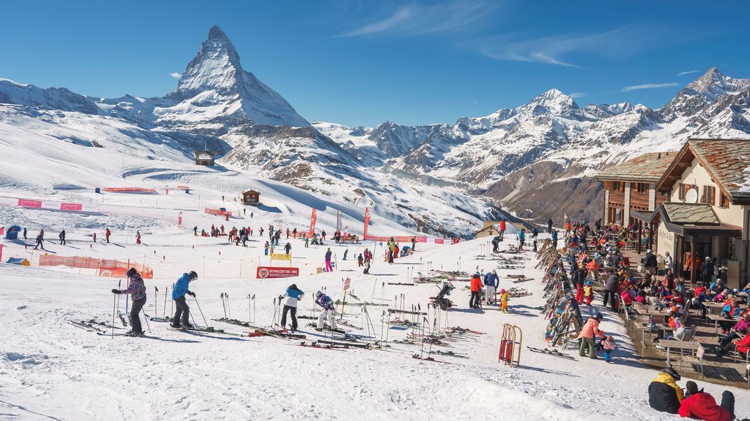 Skifahren vor der Kulisse des Matterhorns in Zermatt.