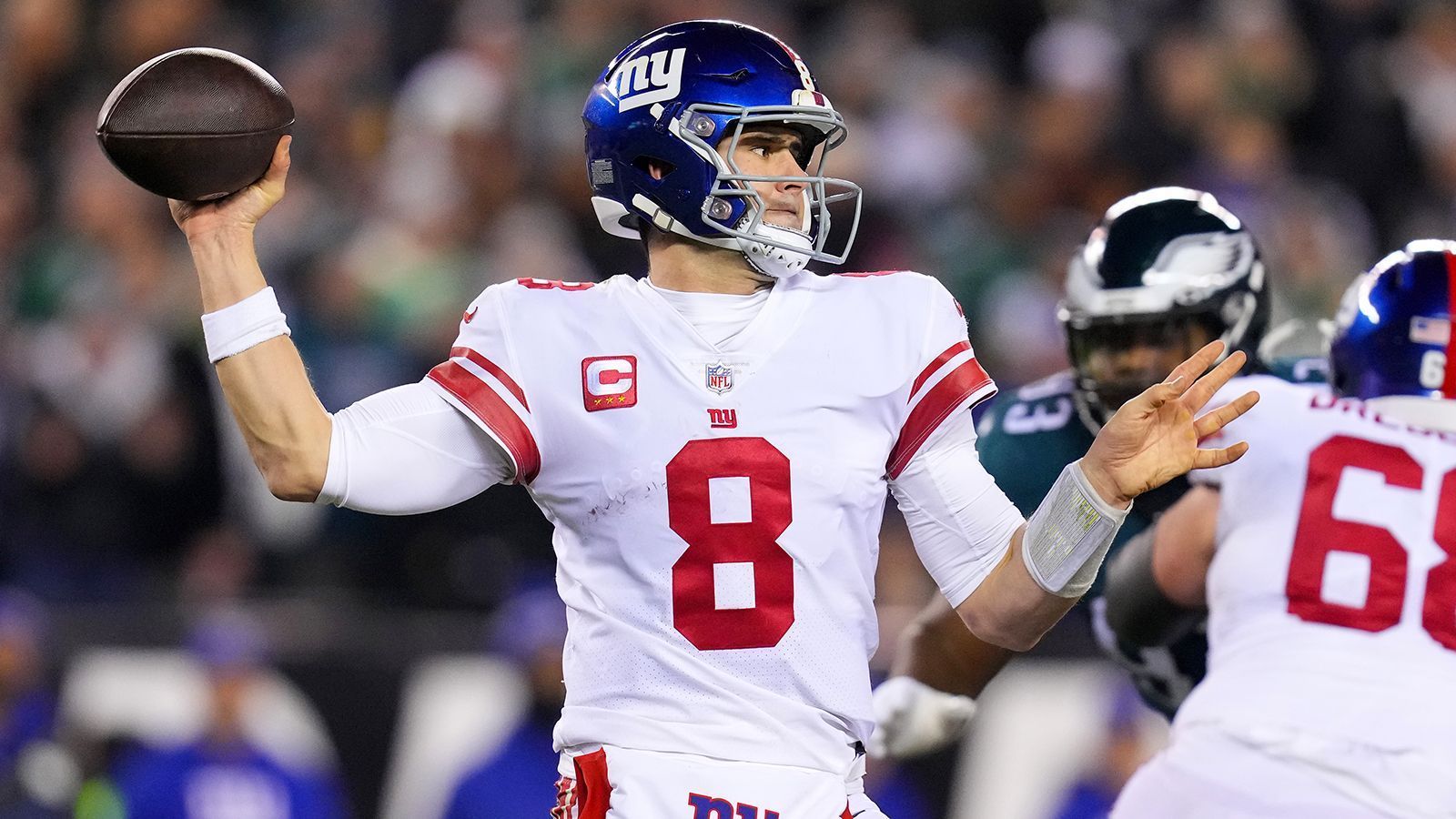 
                <strong>Daniel Jones (New York Giants)</strong><br>
                Der Quarterback der New York Giants unterschrieb in der Offseason einen Deal über vier Jahre, der ihm 160 Millionen US-Dollar einbringen kann. Weitere 35 Millionen US-Dollar kann er sich in Boni-Zahlungen dazuverdienen. Ein Großteil davon bezieht sich auf Statistiken (z.B. Passing Yards, Touchdowns). Bei einem Playoff-Lauf winken Beträge im Millionen-Bereich. Ein Super-Bowl-Sieg, in dem er 65 Prozent der Snaps spielt, würde ihm 1,5 Millionen US-Dollar in die Kassen spülen. 
              