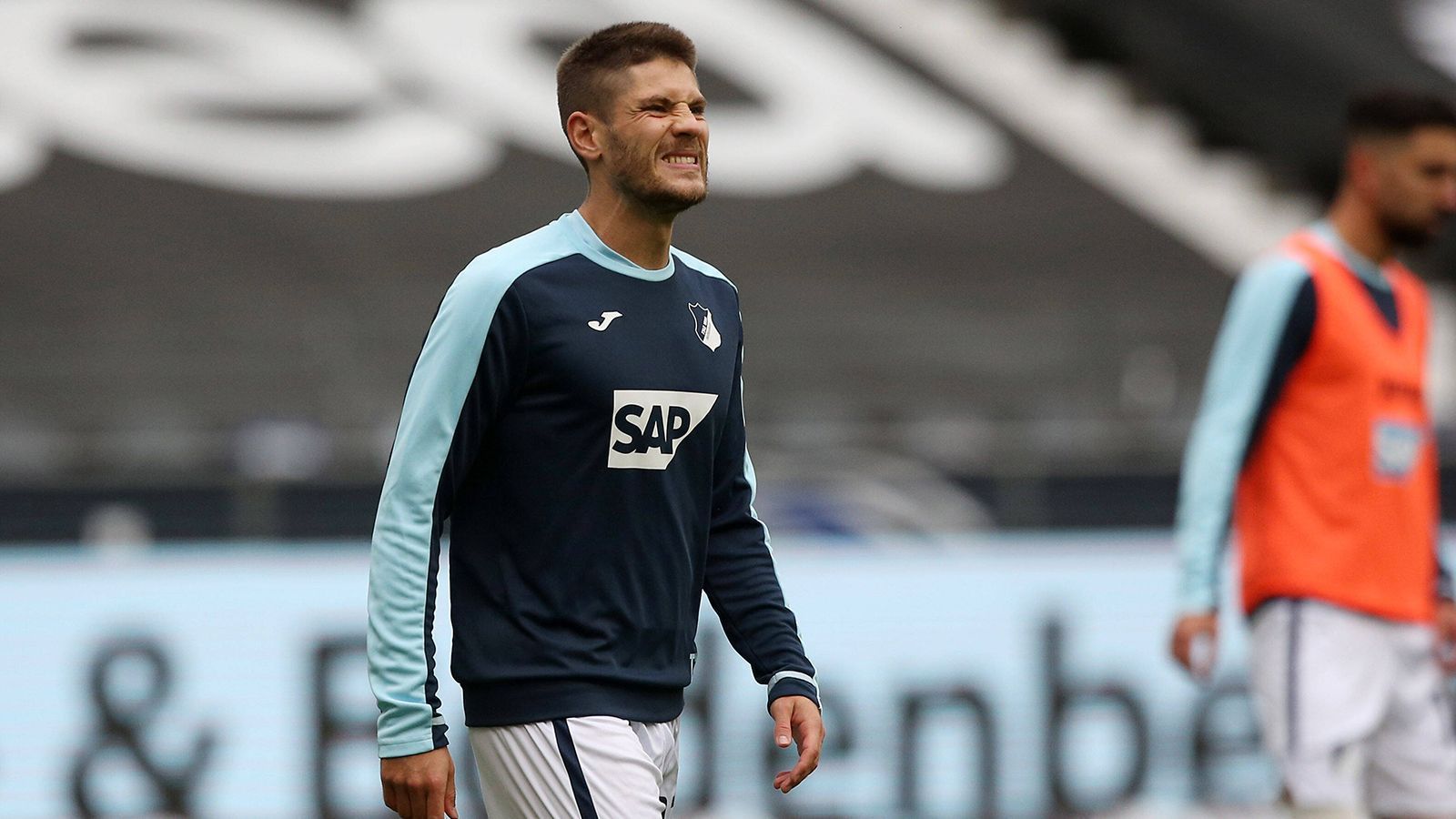 
                <strong>Andrej Kramaric (TSG Hoffenheim)</strong><br>
                Worst Case: In Topform begab sich der Stürmer auf die Länderspielreise, kam mit einer Corona-Infektion zurück und fiel im Topspiel gegen den BVB aus. Auch für den Start der Europa League gegen Roter Stern Belgrad steht der Kroate nicht zur Verfügung. Neben ihm befinden sich auch Kasim Adams (postiver Test) und Pavel Kaderabek (Corona-Fall in der Familie) in Quarantäne.
              