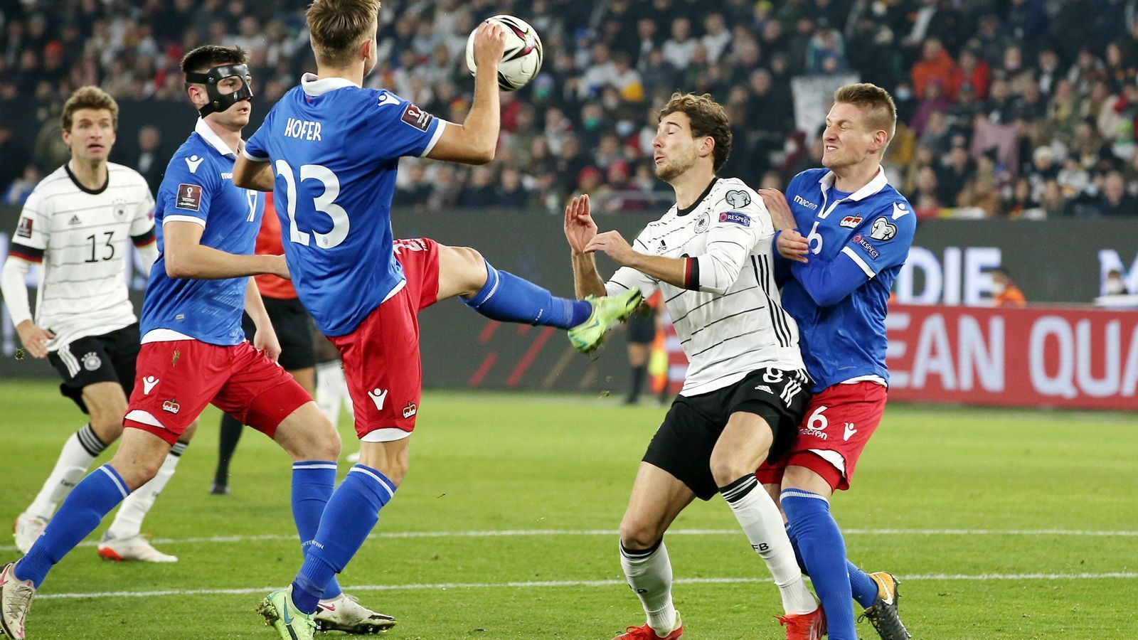 
                <strong>Die Szene vor dem Tritt</strong><br>
                Liechtensteins Jens Hofer (li.) versuchte einen hohen Ball im eigenen Strafraum zu klären, übersah dabei irgendwie Leon Goretzka und traf den DFB-Star voll mit den Stollen auf Höhe des Halses. 
              