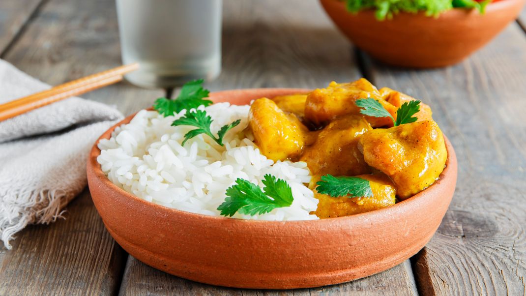 Das perfekte Mittagessen mit viel Protein: Hähnchen Curry mit Gemüse.