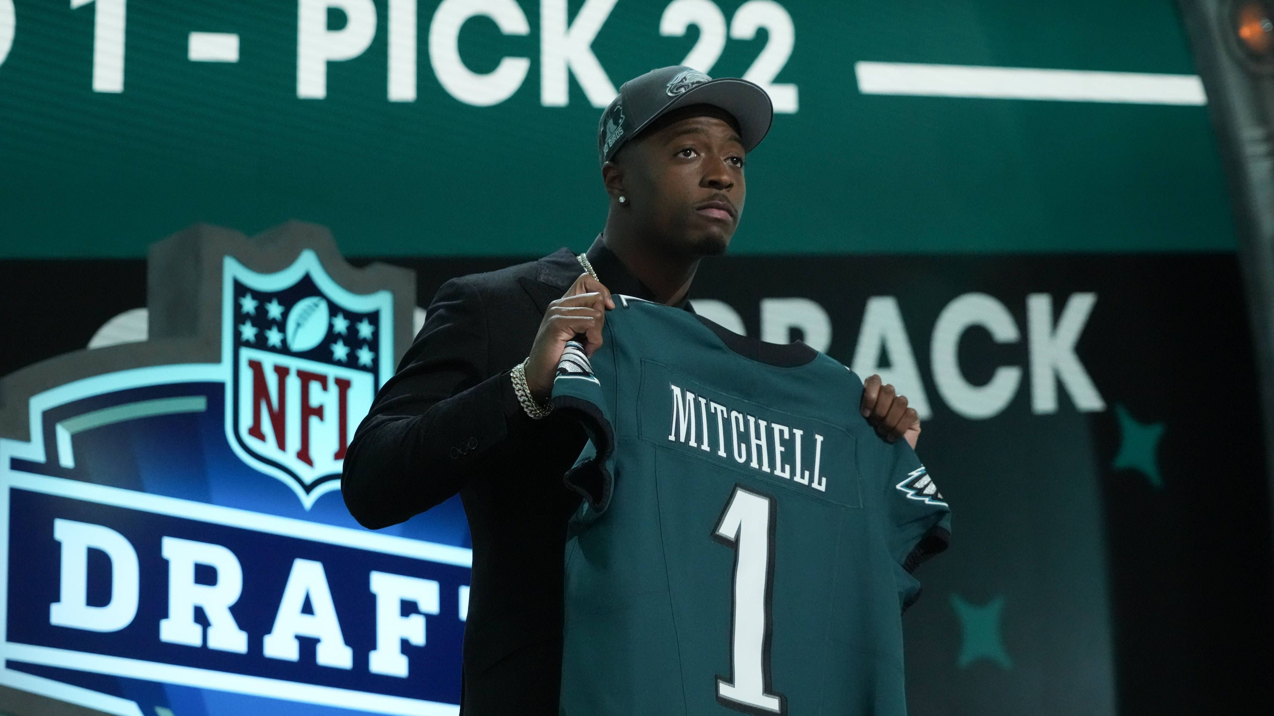 <strong>Philadelphia Eagles - 10 Picks<br></strong>1. Runde: 22. Pick: CB Quinyon Mitchell (Foto)<br>2. Runde: 40. Pick: CB Cooper DeJean (via Commanders)<br>3. Runde: 94. Pick: EDGE Jalyx Hunt (via 49ers)<br>4. Runde: 127. Pick: RB Will Shipley (via Houston), &nbsp;132.* Pick: (via 49ers)<br>5. Runde: 152. Pick: Ainias Smith (via Commanders), 155. Pick: LB Jeremiah Trotter Jr.(from Pittsburgh via LA Rams, Carolina, and Indianapolis), 172. Pick: G Trevor Keegan<br>6. Runde: 185. Pick: WR Johnny Wilson, 190. Pick: C Dylan McMahon,&nbsp;<br>7. Runde: -