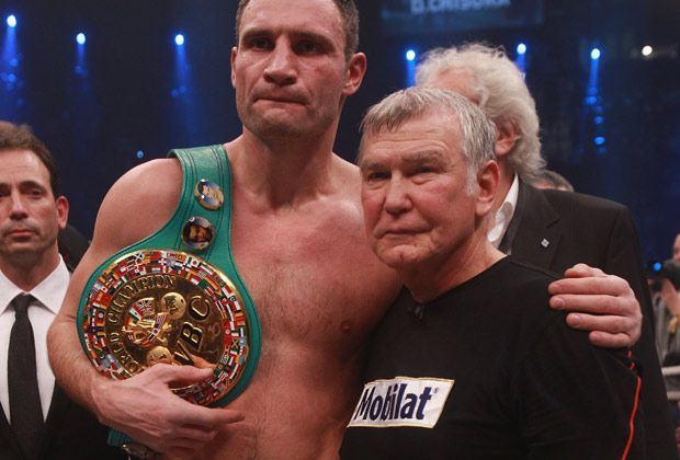 
                <strong>Der Boxsport trauert um Fritz Sdunek</strong><br>
                Witali Klitscho (l.) und Fritz Sdunek (r.) - eine echte Erfolgsgeschichte. Sdunek war der einzige Trainer, den Witali in 16 Jahren Profi-Laufbahn hatte. Und auch Bruder Wladimir trainierte acht Jahre unter der Regie des gebürtige Lüssowers.
              