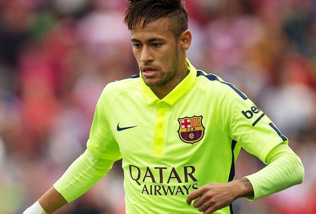 
                <strong>Platz 3: Neymar (135 Millionen Euro)</strong><br>
                Mit gerade einmal 23 Jahren schafft es Neymar schon in die Top drei. Vor allem durch seinen Wechsel zum FC Barcelona und einige Werbeverträge besserte der Offensiv-Star sein Konto auf rund 135 Millionen Euro auf.
              