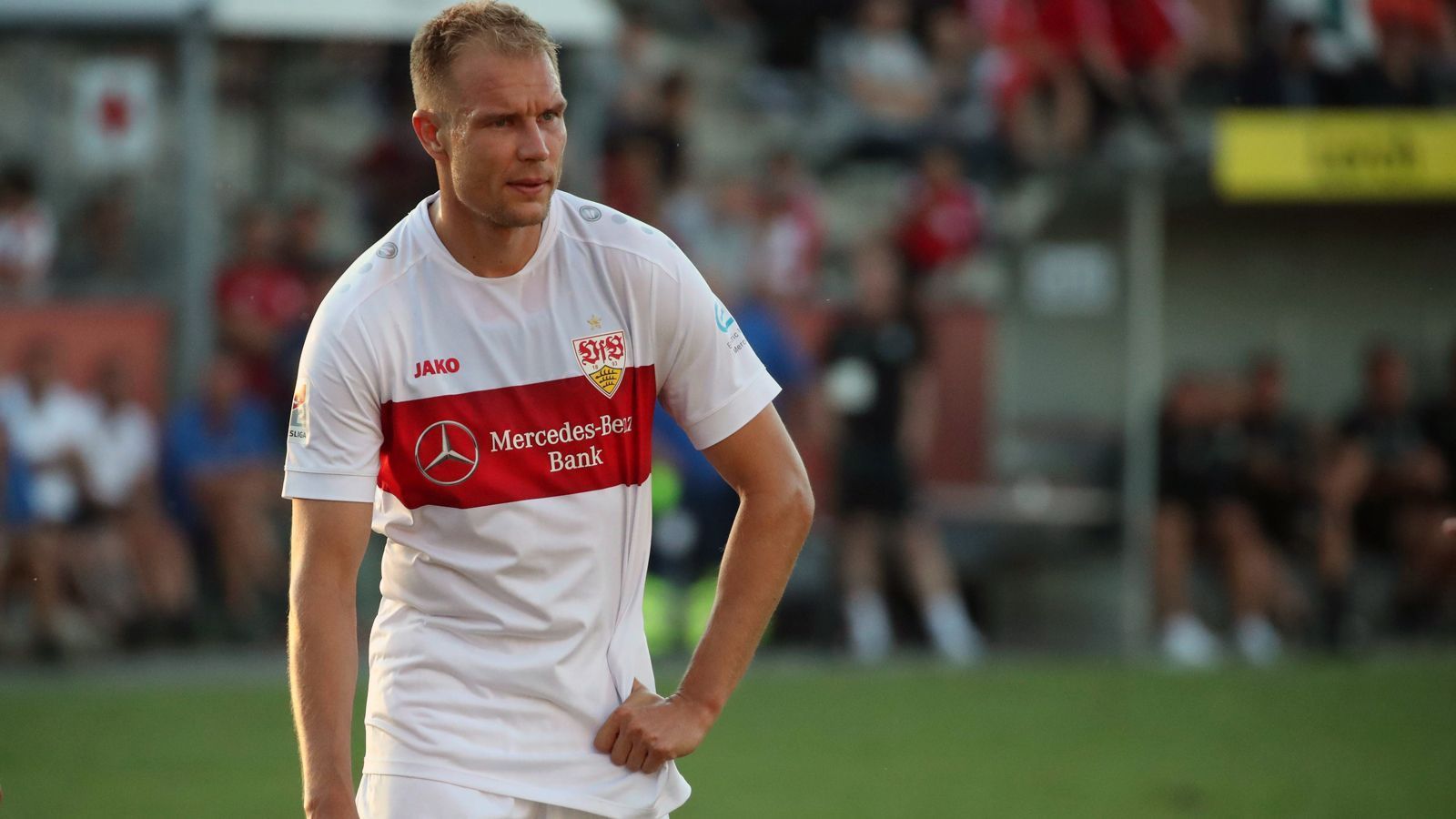 
                <strong>Abwehr - Holger Badstuber (VfB Stuttgart)</strong><br>
                Was für seinen Mannschaftskollegen Ron-Robert Zieler zutrifft, betrifft auch den einstigen deutschen Nationalspieler Holger Badstuber. Für den Stuttgarter Verteidiger ist die 2. Bundesliga sportliches Neuland, bislang kickte der 30-Jährige auf Profi-Ebene ausschließlich in Deutschlands höchster Spielklasse, wurde mit Bayern unter anderem sechs Mal Meister und auch Champions-League-Sieger. Für Badstuber ist der Abstieg mit dem VfB wohl auch ein persönlicher Neustart, denn in der Vorsaison kam er in der Bundesliga kaum noch zum Zug (zehn Saisonspiele und ein Einsatz in der Relegation). Nun aber nimmt der noch bis 2021 gebundene Routinier unter Coach Tim Walter einen neuen Anlauf.
              