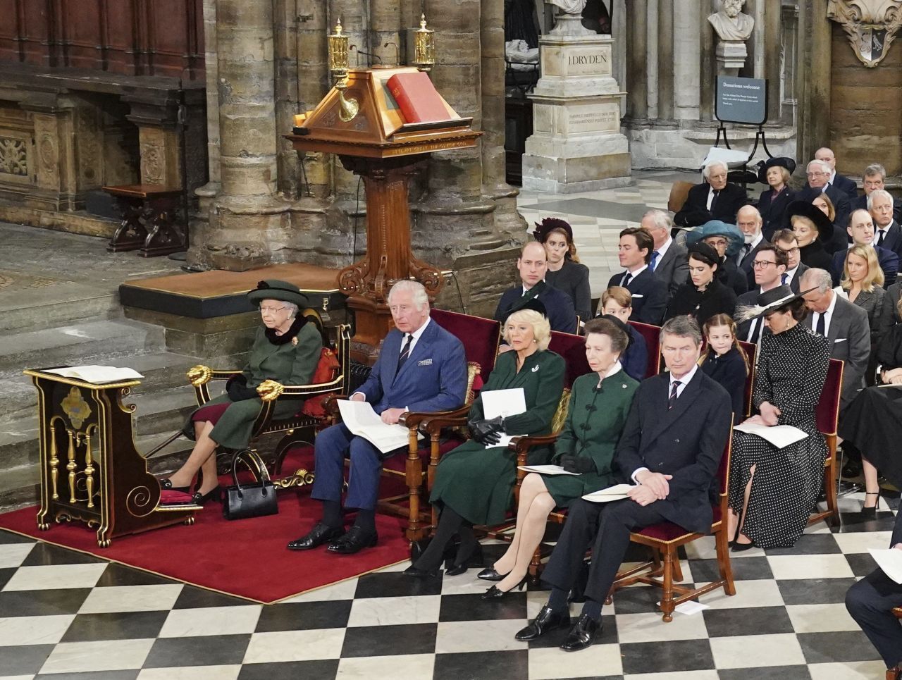 Am 9. April 2021 verstab Prinz Philip im stattlichen Alter von 99. Jahren. Am 10. Juni 2021 hätte er seinen 100. Geburtstag gefeiert. Der Trauergottesdienst fand in Westminster Abbey statt.