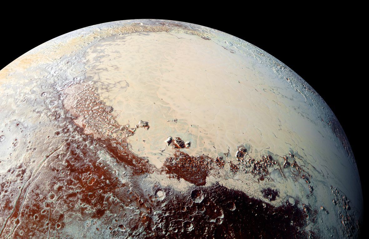 Teil vom Kuiper-Gürtel ist Pluto. Er ist bis zu 7,5 Milliarden Kilometer von der Sonne entfernt und lässt sich am Nachthimmel daher mit bloßem Auge nicht erkennen. 