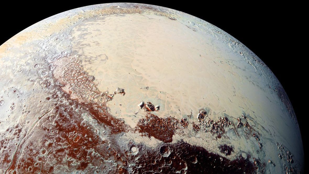 Teil vom Kuiper-Gürtel ist Pluto. Er ist bis zu 7,5 Milliarden Kilometer von der Sonne entfernt und lässt sich am Nachthimmel daher mit bloßem Auge nicht erkennen. 