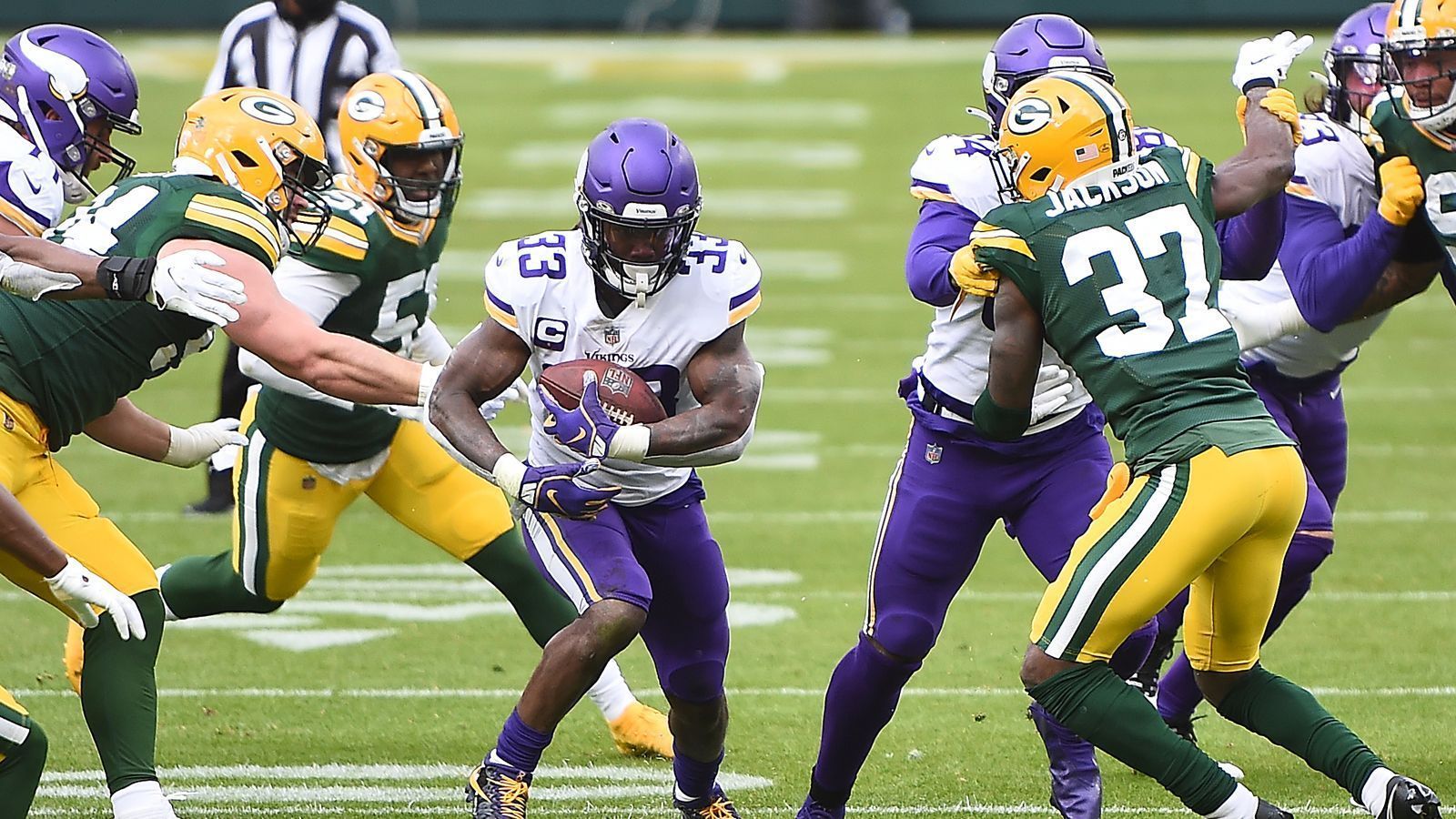 
                <strong>Week 8: Dalvin Cook mit vier Touchdowns bei ersten vier Drives</strong><br>
                Dalvin Cook als Touchdown-Maschine: Der Running Back war beim 28:22 der Minnesota Vikings bei den Green Bay Packers am achten Spieltag nicht einfach nur der Mann des Tages mit immerhin vier Touchdowns. Cook ließ sich nämlich nicht lange bitten und feierte die vier Touchdowns als erster Spieler in der Geschichte der NFL bei den ersten vier Drives der Vikings: Rekord. Dreimal lief er dabei in die Endzone, einmal fing er den Ball.
              