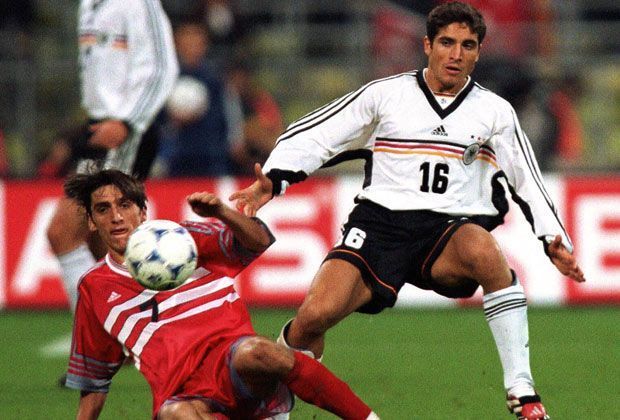 
                <strong>Die Grätsche</strong><br>
                Tayfun Korkut ist neuer Trainer von Hannover 96. Der gebürtige Stuttgarter spielte in seiner Karriere in Deutschland, der Türkei und Spanien. Bei den Europameisterschaften 1996 und 2000 ist er für die Türkei am Ball, insgesamt absolviert Korkut (hier gegen Mustafa Dogan) 42 Länderspiele
              