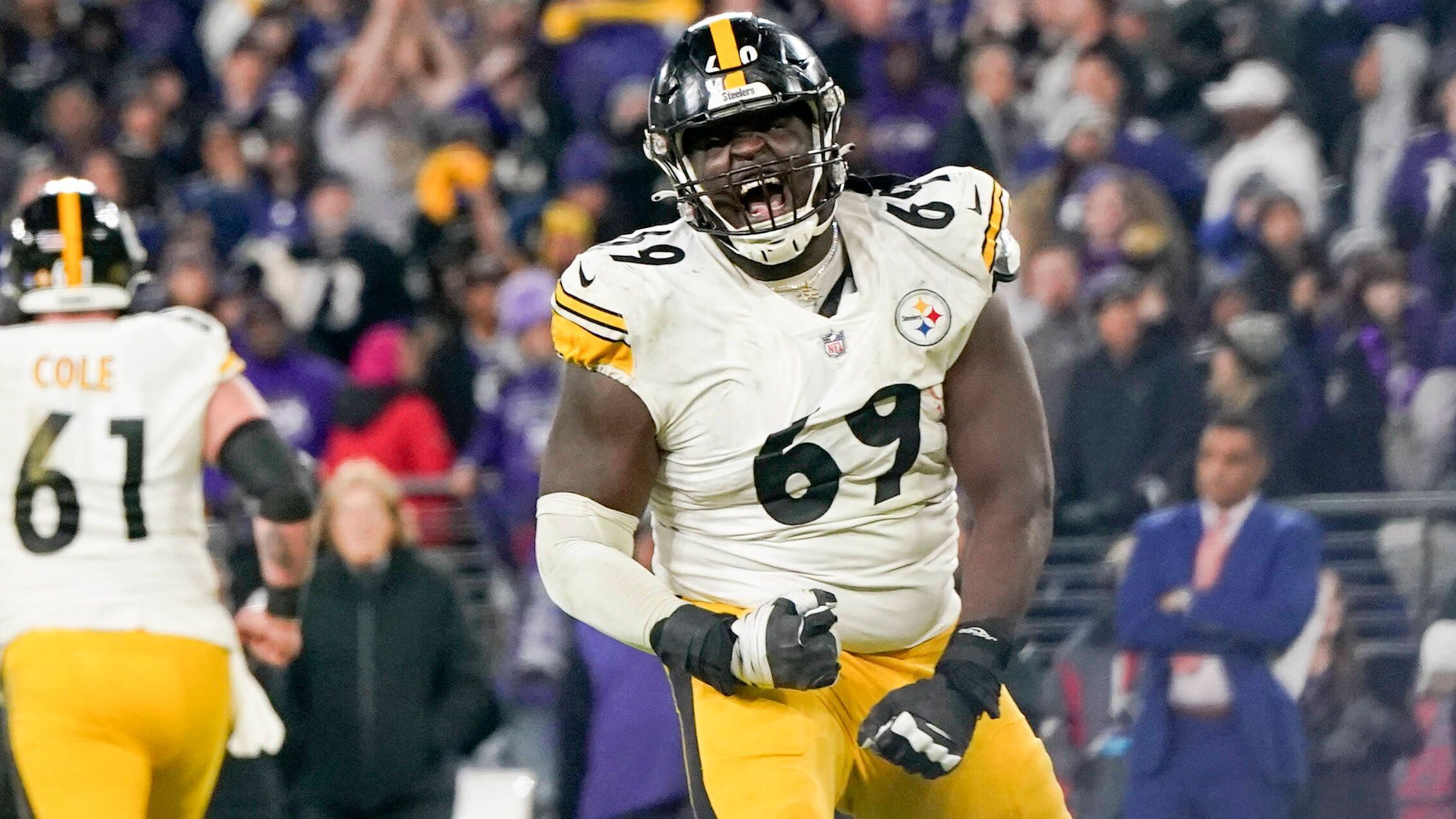 <strong>Kevin Dotson (Los Angeles Rams)</strong><br>Verstärkung für die O-Line der Rams: Die Pittsburgh Steelers schicken Guard Kevin Dotson nach Los Angeles. Zudem erhält LA einen Fünftrundenpick (2024) und einen Sechstrundenpick (2025). Im Gegenzug erhalten die Steelers einen Viertrundenpick (2024) und einen Fünftrundenpick (2025). Dotson startete im vergangenen Jahr 17 Spiele als linker Guard bei Pittsburgh.
