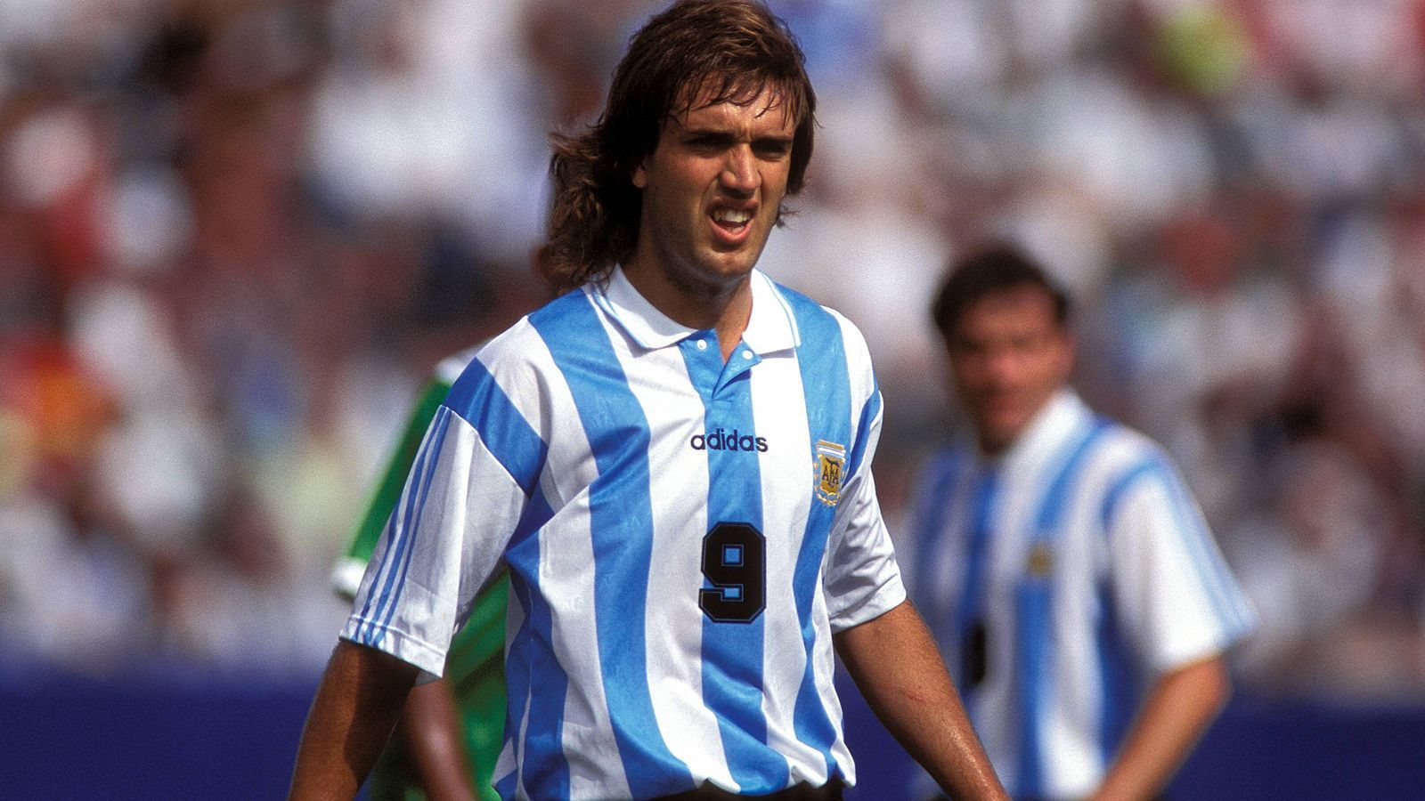 
                <strong>Gabriel Batistuta (Boca Juniors)</strong><br>
                Zeit im Verein: Saison 1990/1991Position: AngriffNur eine Saison stürmte der später als "Batigol" gefeierte Knipser (hier im argentinischen Nationaltrikot) für die Boca Juniors, schoss sich mit 23 Treffern in 29 Einsätzen auf die Einkaufsliste vom AC Florenz. Den Erzrivalen River Plate dürften diese Zahlen besonders geschmerzt haben, denn ließen die Weiß-Roten Batistuta im Sommer 1990 nach einer enttäuschenden Saison nach La Boca ziehen.
              