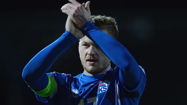 
                <strong>Island - Aron Gunnarsson</strong><br>
                Island - Aron Gunnarsson: Der Endrunden-Neuling wird von Cardiff Citys Mittelfeldspieler Gunnarsson angeführt. Der 27-Jährige spielt seit 2008 auf der Insel, nachdem er AZ Alkmaar verließ. Zunächst verdiente er sich in England erste Sporen bei Coventry.
              