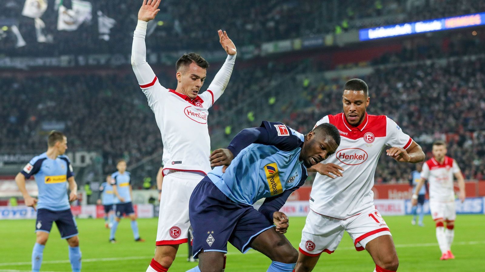 
                <strong>Fortuna Düsseldorf</strong><br>
                Kasim Adams (1899 Hoffenheim): Bei dem Ghanaer deutet alles auf einen Abschied nach dieser Saison hin. In der Rückrunde stand er häufig nicht einmal im Kader.Aymen Barkok (Eintracht Frankfurt): Die mit den Hessen vereinbarte Kaufoption wird die Fortuna ziemlich sicher sausen lassen, denn der ehemalige U21-Nationalspieler kam auch verletzungsbedingt kaum zum Zug.Valon Berisha (Lazio Rom/seit Winter): Hier gestaltet sich die Situation schwierig. Düsseldorf könnte den Kosovaren per Kaufoption binden, doch die kolportierte Summe von fünf Millionen Euro dürfte kaum erschwinglich sein. Dabei wäre Berisha gerade im Falle des Klassenverbleibs unverzichtbar.Mathias "Zanka" Jörgensen (r./Fenerbahce Istanbul): Auch beim Dänen ist davon auszugehen, dass sich die Rheinländer um einen Verbleib bemühen werden. Doch hier müsste frei verhandelt werden, was auch andere Interessenten auf den Plan rufen könnte. Kaum vorstellbar, dass der Innenverteidiger bleibt.Steven Skrzybski (Schalke 04/seit Winter): Die per Kaufoption vereinbarte Ablöse von angeblich 1,9 Millionen Euro sollte eigentlich im Bereich des Möglichen liegen. Allein: Der Stürmer hat noch nicht nachweisen können, dass er diese Summe auch wert ist. Aber noch hat Skrzybski ja ein bisschen Zeit.Zack Steffen (Manchester City): Bis zu seiner Verletzung war der Keeper aus den USA einer der wenigen Lichtblicke im Team und stellte seine Bundesligatauglichkeit Woche für Woche unter Beweis. Doch die Chancen auf einen Verbleib sind vernichtend gering.Bernard Tekpetey (Schalke 04/bis 2021): Der Flügelspieler konnte noch nicht nachhaltig auf sich aufmerksam machen, hat aber noch ein zweites Leihjahr dafür zur Verfügung. Die vereinbarte Kaufoption soll 2,5 Millionen Euro wert sein. Auch das erscheint nach aktuellem Stand der Dinge eher unrealistisch.Erik Thommy (l./VfB Stuttgart): Mit dem Mittelfeldspieler scheint eigentlich alles geklärt: Er selbst betonte in der "Bild", sich bei der Fortuna wohl zu fühlen, der Klub soll eine Kaufoption über drei Millionen Euro in der Hand haben. Doch das ist eben viel Geld und deshalb soll mit dem VfB nachverhandelt werden. Laut "kicker" könnte es darauf hinauslaufen, dass die Leihe um ein Jahr verlängert wird.
              