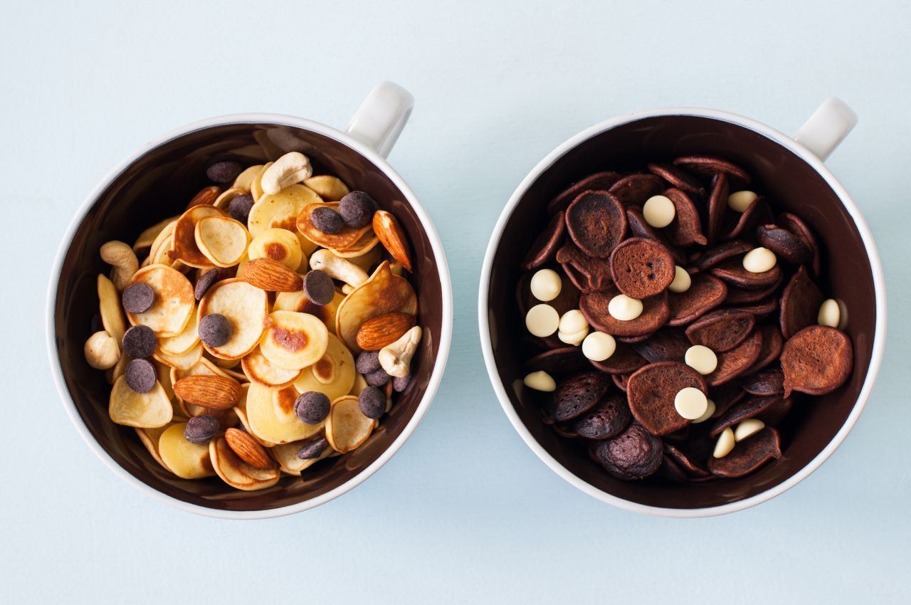 Probiere die dunkle Variante mit Kakao und garniere alles mit Nüssen und Schokolade.