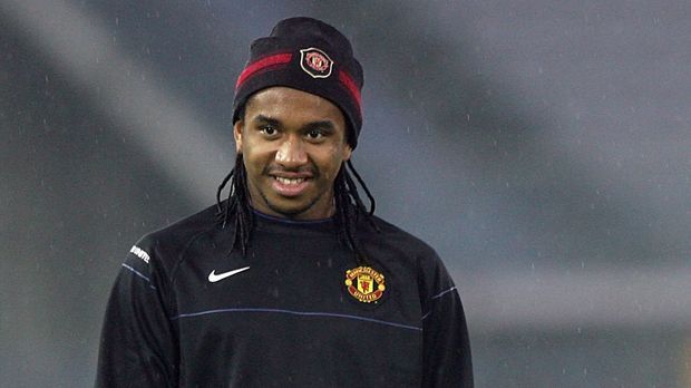 
                <strong>Anderson (2008)</strong><br>
                2008: Anderson. Das Interesse um den Brasilianer ist relativ schnell wieder verklungen. Als Spieler von Manchester United bekam er mit 19 Jahren den Golden Boy Award verliehen. In den folgenden Jahren schaffte es Anderson manchmal nicht einmal mehr in den Kader von ManUnited - oftmals auch wegen verschiedenen Verletzungen. Mittlerweile spielt der 27-Jährige wieder in seinem Heimatland beim Erstligisten SC Internacionale Porto Alegre.
              