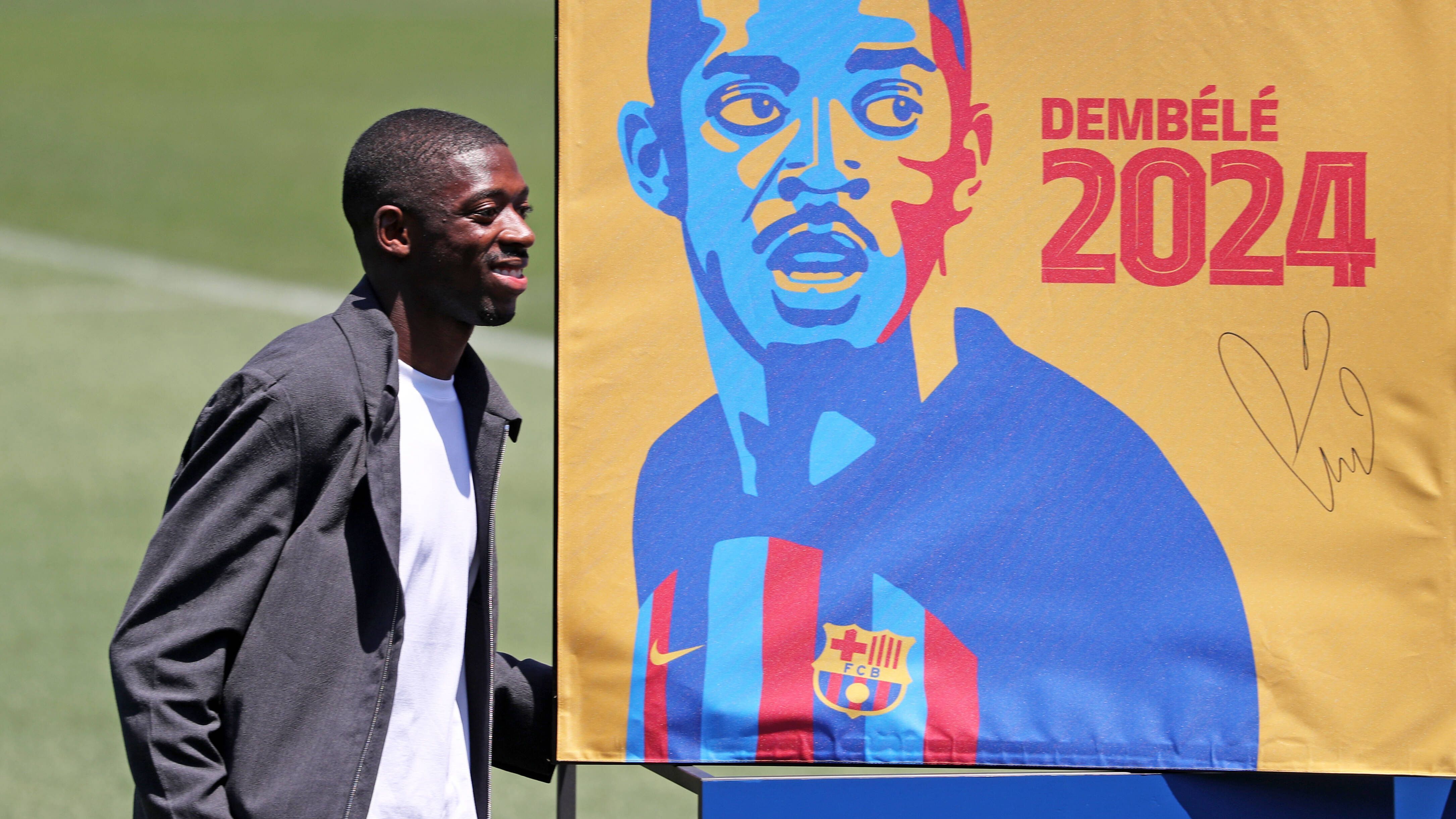 
                <strong>Neuer Vertrag von Ousmane Dembele - Das sind die Zahlen </strong><br>
                Der Spieler wollte weg, der Verein ihn von der Gehaltsliste bekommen. So der Tenor. Lange war das Verhältnis zwischen Ousmane Dembele und dem FC Barcelona angespannt. Eine gemeinsame Zukunft? Schwierig. Im Juli dann die überraschende Wende. Der Franzose unterschrieb einen neuen Vertrag bis 2024. Die spanische Sportzeitung "Sport" hat nun die Zahlen des neuen Kontraktes veröffentlicht und von Einsparnissen kann bei den finanziell klammen Katalanen keine Rede sein. Achtung anschnallen, bitte! ran zeigt Euch die Details.
              