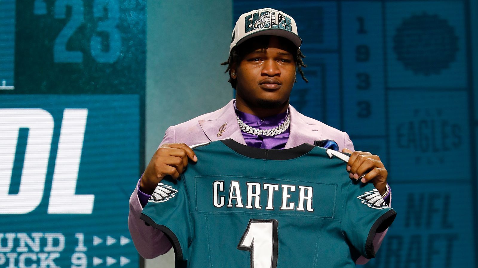 
                <strong>Philadelphia Eagles</strong><br>
                Defensive Tackle: Vor dem Draft sorgte Jalen Carter für große Aufregung, er war an einem verhängnisvollen Verkehrsunfall beteiligt und erschien außer Form beim Combine. An Carters Fähigkeiten als Footballer gibt es keine Zweifel, an seinem Charakter schon. Die Eagles werden ihm sofort die Chance geben, diese zu zerstreuen.
              