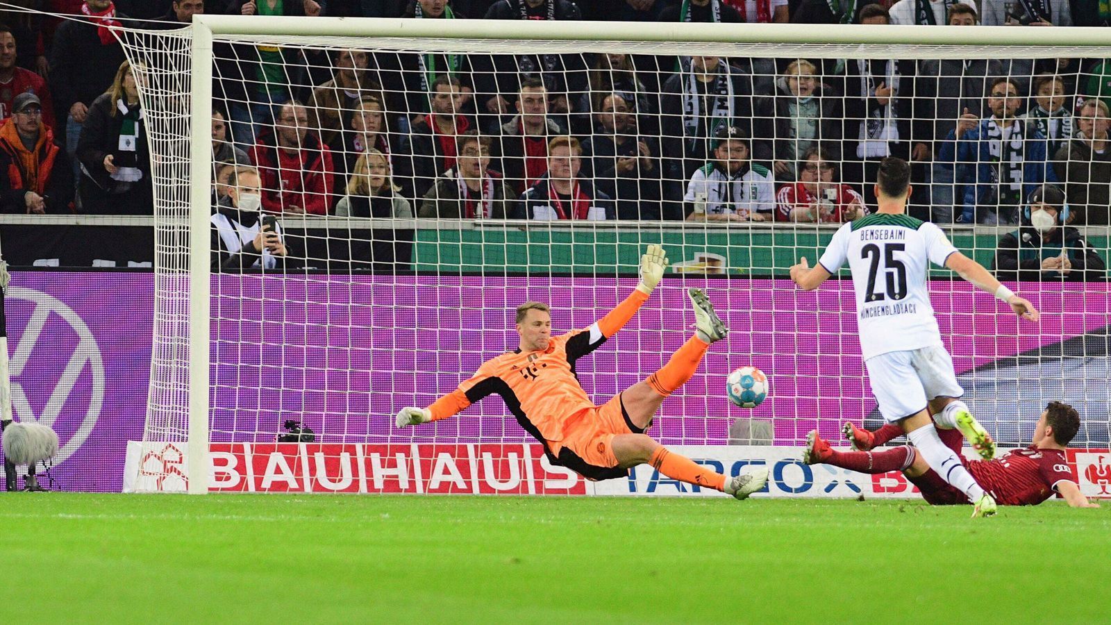 
                <strong>Manuel Neuer</strong><br>
                Nicht zu beneiden an diesem Abend. Chancenlos bei den Gegentoren. Klärt stark gegen Stindl (11.) und auch bei einigen weiteren Gladbacher Angriffen. Von seinen Vorderleuten an diesem Abend komplett im Stich gelassen.ran-Note: 4
              