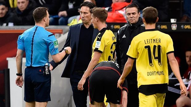 
                <strong>Roger Schmidt</strong><br>
                Roger Schmidt: Bayer Leverkusens Trainer hat in dieser Saison für einen Eklat und für ein Novum in der Bundesliga-Geschichte gesorgt. Der 48-Jährige zeigte sich beim 0:1 gegen Borussia Dortmund uneinsichtig, nachdem ihn Schiedsrichter Felix Zwayer wegen lautstarker Proteste auf die Tribüne schicken wollte. Schmidts Verhalten hätte sogar beinahe zum Spielabbruch geführt. Nach einer neunminütigen Unterbrechung wurde die Partie jedoch fortgeführt - nachdem Schmidt endlich auf der Tribüne Platz genommen hatte.
              