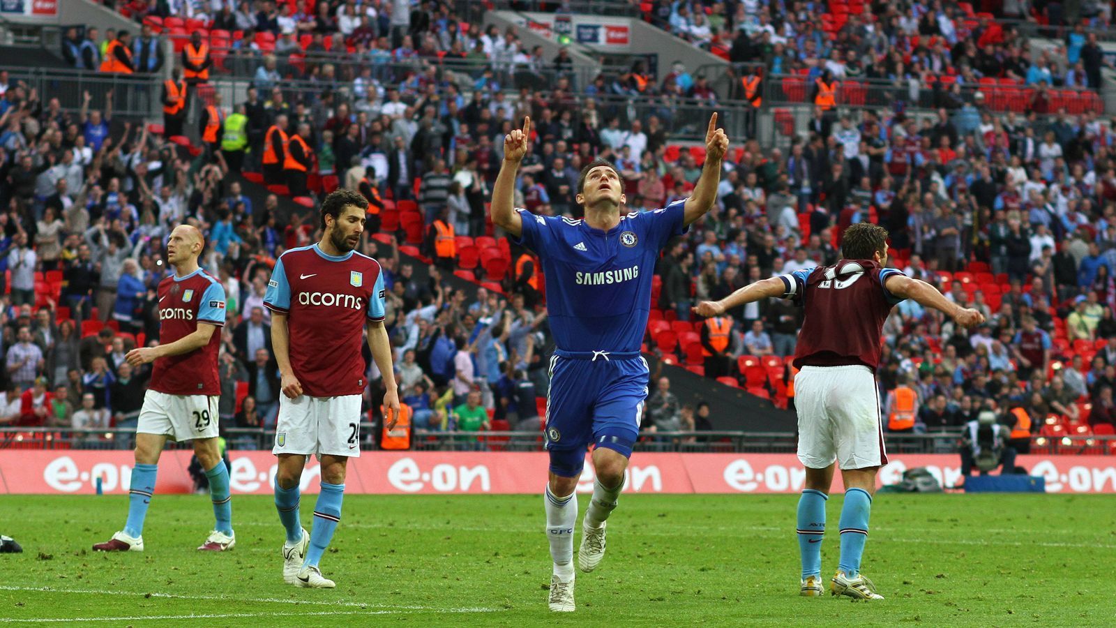 
                <strong>Frank Lampard: Vier Tore gegen Aston Villa, aber keinen Sieg als Trainer</strong><br>
                Als Spieler hat Lampard gute Erinnerungen an Spiele gegen Aston Villa. Beim 7:1 im März 2010 schoss er im Dienste des FC Chelsea gleich vier Tore. Als Trainer hingegen hatte er im Duell mit dem Traditionsverein aus Birmingham bislang keinen Erfolg: Im November verlor er mit Derby Country 0:3, im November mit 0:4. Ob sich das Blatt im Finale wendet?
              