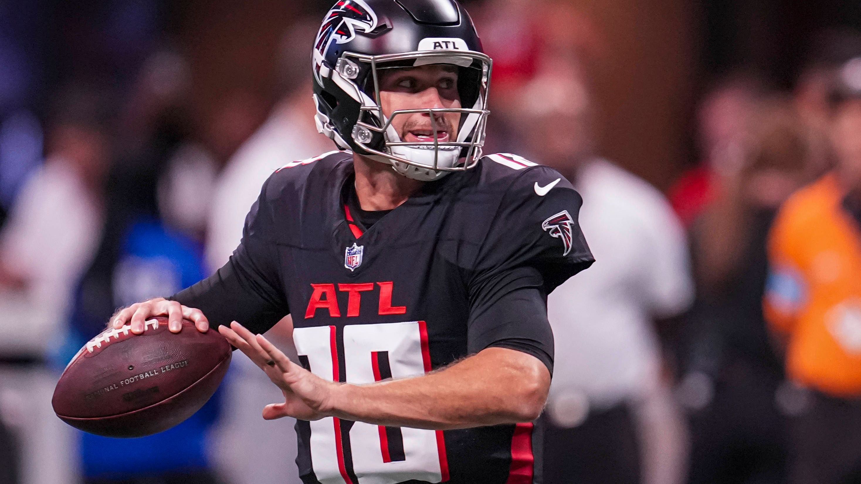 <strong>Platz 19: Kirk Cousins (Atlanta Falcons)</strong><br>Captain-Kirk hat das Ruder noch nicht voll im Griff. Nach überstandener Verletzung spielte der Routinier sichtbar wacklig in seinem Falcons-Debüt. Ungewöhnliche Fehler, Würfe in geschlossene Fenster und wenig Konstanz waren das Resultat. Noch ist es deutlich zu früh, auf den Panik-Knopf zu drücken, aber Cousins muss sich steigern.&nbsp;