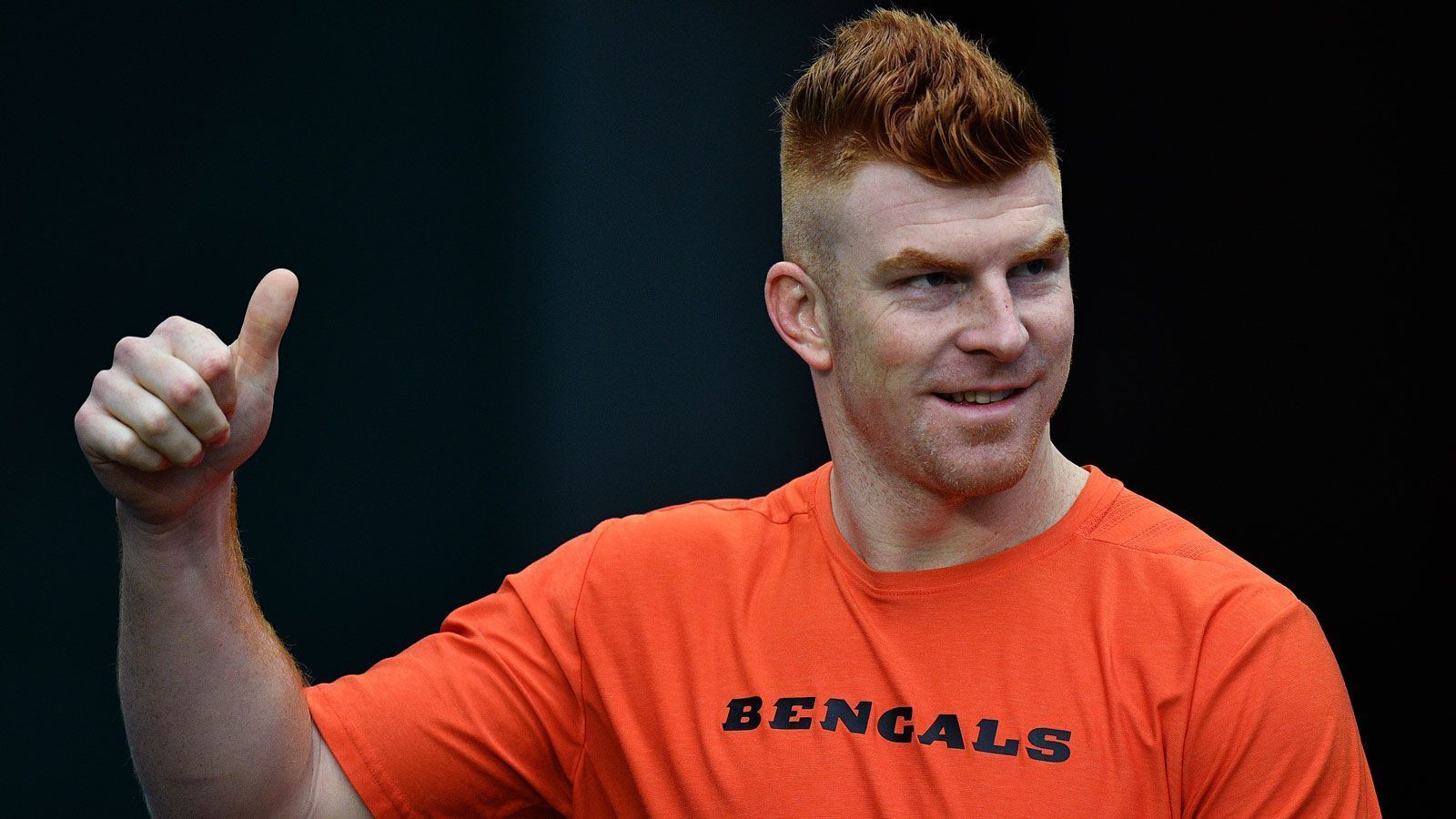 
                <strong>Andy Dalton (Cincinnati Bengals)</strong><br>
                Neun Jahre spielt Andy Dalton bereits für die Cincinnati Bengals. Es würde aber nicht verwundern, wenn es vor dem finalen Vertragsjahr zur Trennung kommen sollte. Denn die Bengals haben den First-Overall-Pick und damit die freie Auswahl bei einer immens starken Quarterback Class. "Red Rifle" sammelte zuletzt wenige Argumente, um in Cincinnati als Mann für die Zukunft angesehen zu werden. Dass er ein Team führen kann, hat der dreimalige Pro Bowler zur Genüge bewiesen. Allerdings fehlt ihm trotz fünf Playoff-Teilnahmen noch immer ein Sieg in der Postseason - und in New England gilt das olympische Motto "Dabei sein ist alles" noch weniger als anderswo in der NFL.
              