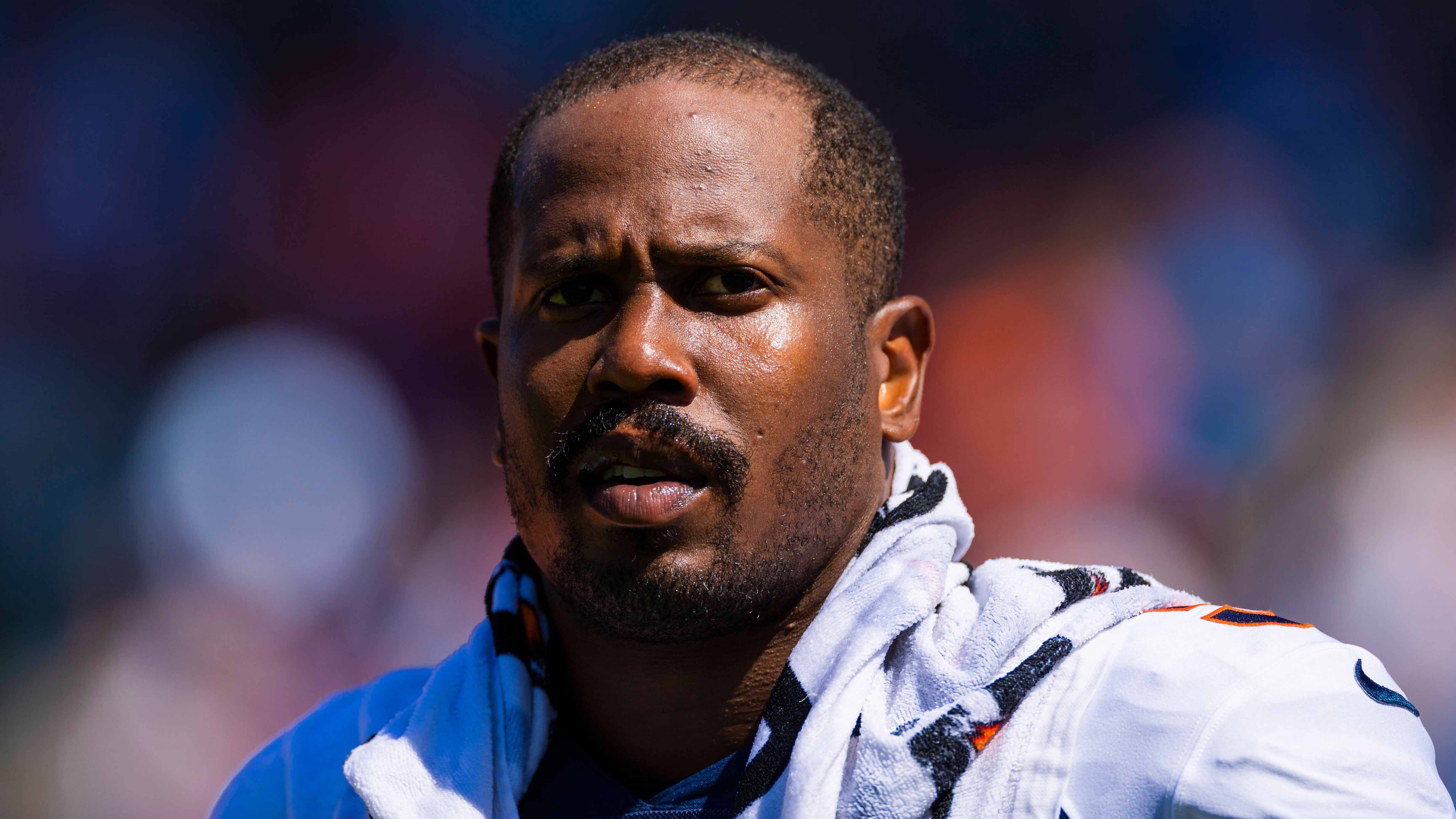 
                <strong>Was passiert bei einem positiven Coronafall eines Spielers?</strong><br>
                Da bislang kein richtiges Konzept der NFL vorgelegt wurde, kann hier nur spekuliert werden. Allen Sills, Chefmediziner der NFL erwartet positive Fällen in der Liga. "Wir gehen davon aus, dass wir einige positive Fälle haben werden, da wir denken, dass die Krankheit weiterhin ein Teil des sozialen Lebens sein wird, also sollte es niemanden überraschen, dass neue positive Fälle auftauchen werden", wird Sills von "cbssports.com" zitiert. "Unsere Herausforderung wird sein, diese Fälle so schnell wie möglich zu identifizieren und eine Ausbreitung an andere Teilnehmer zu unterbinden. Wir arbeiten fleißig daran und werden einen genaueren Plan dazu zu einem späteren Zeitpunkt präsentieren", führt der Mediziner weiter fort. Wie die Bundesliga will auch die NFL auf Tests verzichten, wenn durch die Liga ein Mangel an Tests für die amerikanische Bevölkerung entsteht.
              