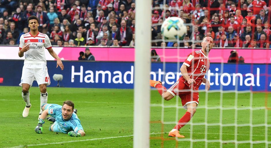 
                <strong>Geschmackloser Fan-Protest beim HSV</strong><br>
                Während die Mannschaft des Hamburger SV mit 0:6 beim FC Bayern (Bild) unterging, malten einige Hooligans in der Hansestadt wieder ein besonders fieses Plakat mit der Aufschrift: "Eure Zeit ist abgelaufen! Wir kriegen Euch alle!" Das Transparent hängten sie am Volksparkstadion auf, dazu stellten sie auch Grabskreuze auf. Geschmackloser geht es nicht.
              