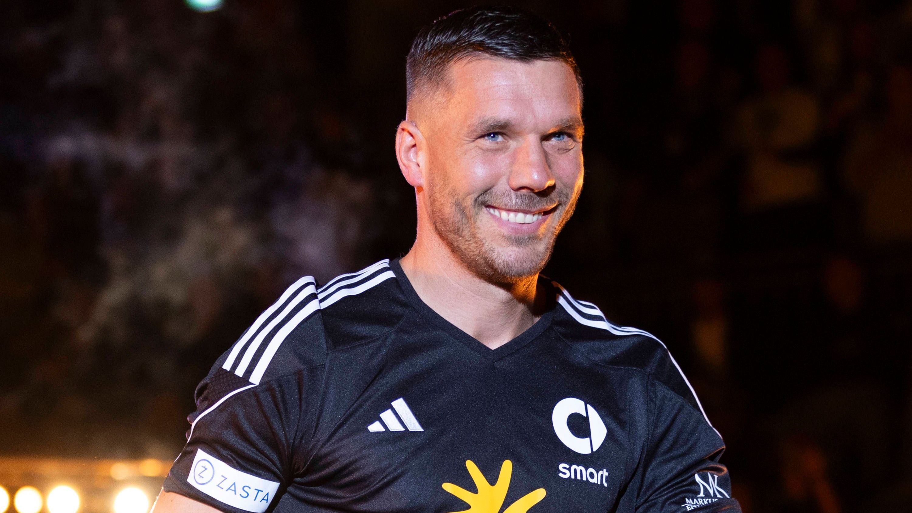 <strong>Lukas Podolski</strong><br>Baller League Team: Streets United - Manager<br>Alter: 38<br>Position: Hängende Spitze<br>Klubs: u.a. Gornik Zabrze (aktuell, 76 Spiele, 19 Tore, 16 Assists) 1. FC Köln (181 Spiele, 86 Tore, 41 Tore), FC Bayern München (106 Spiele, 26 Tore, 20 Vorlagen), FC Arsenal (82 Spiele, 31 Tore, 17 Assists)<br>Nationalmannschaft: Deutschland (130 Länderspiele, 49 Tore)<br>Erfolge: Deutscher Meister 2007/08, DFB-Pokalsieger 07/08, Englischer Pokalsieger 2014, Weltmeister 2014