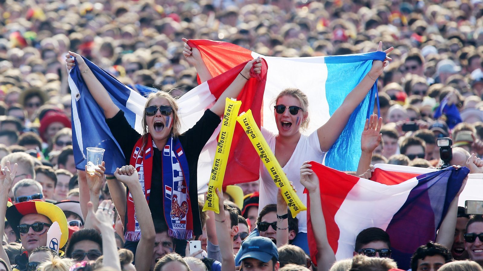 
                <strong>WM-Party zum Mitfeiern</strong><br>
                Es wird wohl kaum einen Deutschen geben, der ganz nach Kroatien fährt, um dort bei einem Fanfest mitzufeiern. Nach Paris wäre es nicht ganz so weit – zumindest wenn man nahe der französischen Grenze wohnt. Rund 90 000 Fußballfans werden in der Parkanlage neben dem Eiffelturm das Finale verfolgen. Eine unglaubliche Stimmung erwartet einen dort, vor allem wenn Frankreich auch noch Weltmeister wird. Da lohnt sich doch vielleicht ein schneller Tagestrip nach Paris … 
              