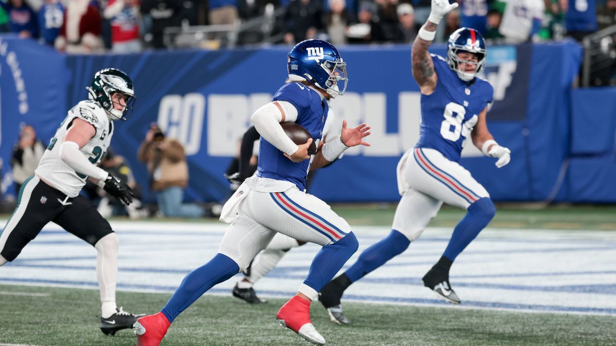 NFL, American Football Herren, USA Philadelphia Eagles at New York Giants Oct 9, 2025; East Rutherford, New Jersey, USA; New York Giants quarterback Jaxson Dart (6) scrambles for a touchdown agains...