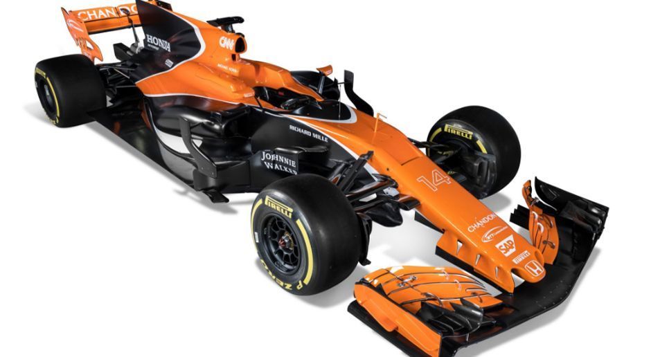 
                <strong>McLaren MCL32</strong><br>
                Die Gerüchteküche brodelte: Kehrt McLaren Honda vom drögen Metallic-Grau der letzten Jahre zum Rot-Weiß der erfolgreichen Ära Ende der 1980er und Anfang der 1990er Jahre zurück? Die Engländer haben die Fans beglückt, denn es geht bei der Lackierung sogar noch weiter zurück in die traditionsreiche Vergangenheit des zweitältesten Formel-1-Rennstalls: Das Orange kehrt zurück! Damit waren McLaren-Piloten schon von 1968 bis 1971 unterwegs. Zuletzt fuhren McLaren-Piloten 1997 und 2006 bei Testfahrten in Orange. Beim neuen MCL32 ist es nun die bestimmende Farbe.
              