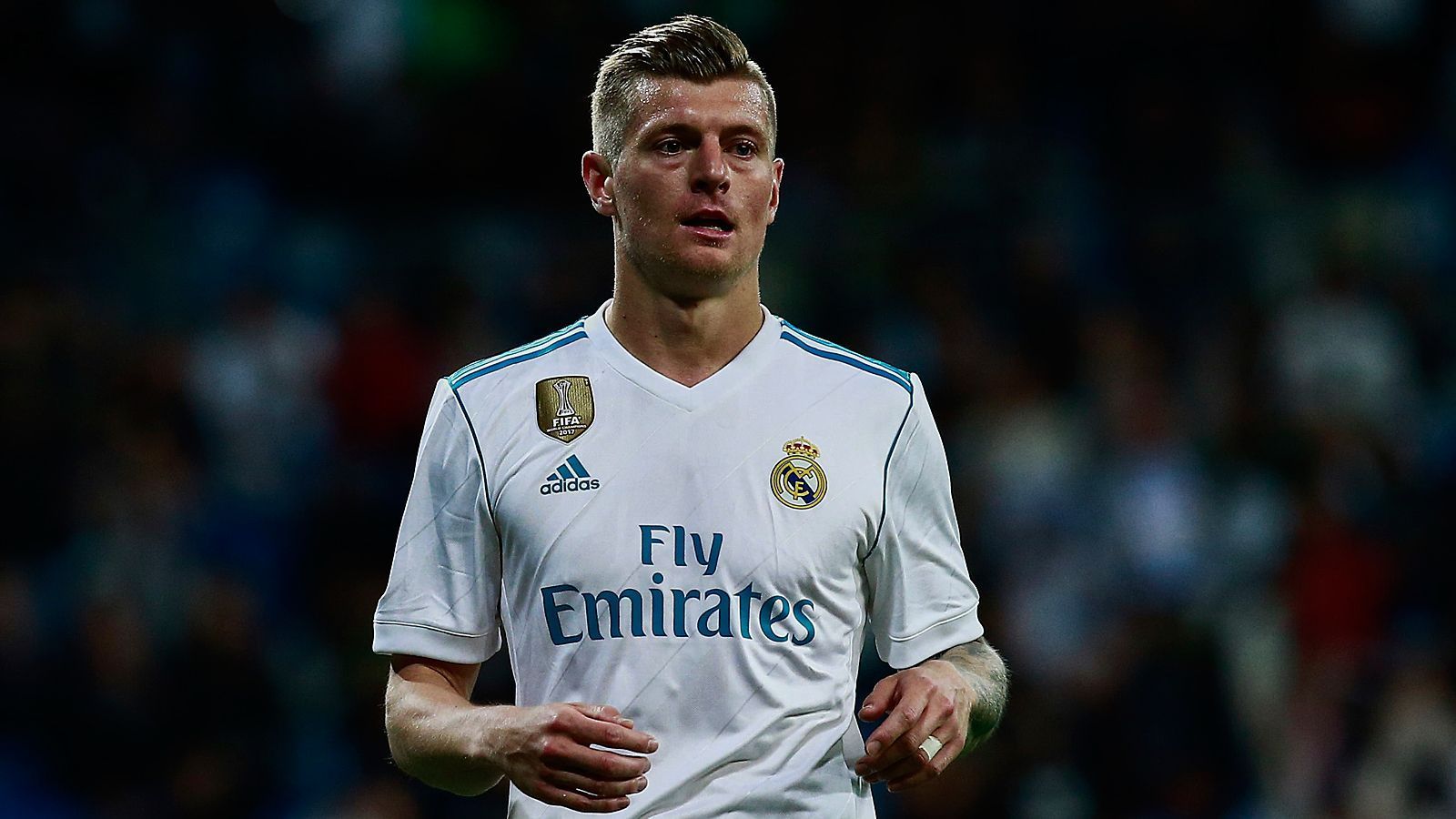 
                <strong>Toni Kroos</strong><br>
                Mit 28 Jahren ist Toni Kroos nicht nur die gegenwärtige, sondern auch die zukünftige Schaltzentrale der Königlichen. In Zidane verliert er einen Trainer, der mit ihm sowohl die Position als auch die Denkweise teilt. Dennoch dürfte das seine herausragende Stellung in der Mannschaft nicht untergraben.
              