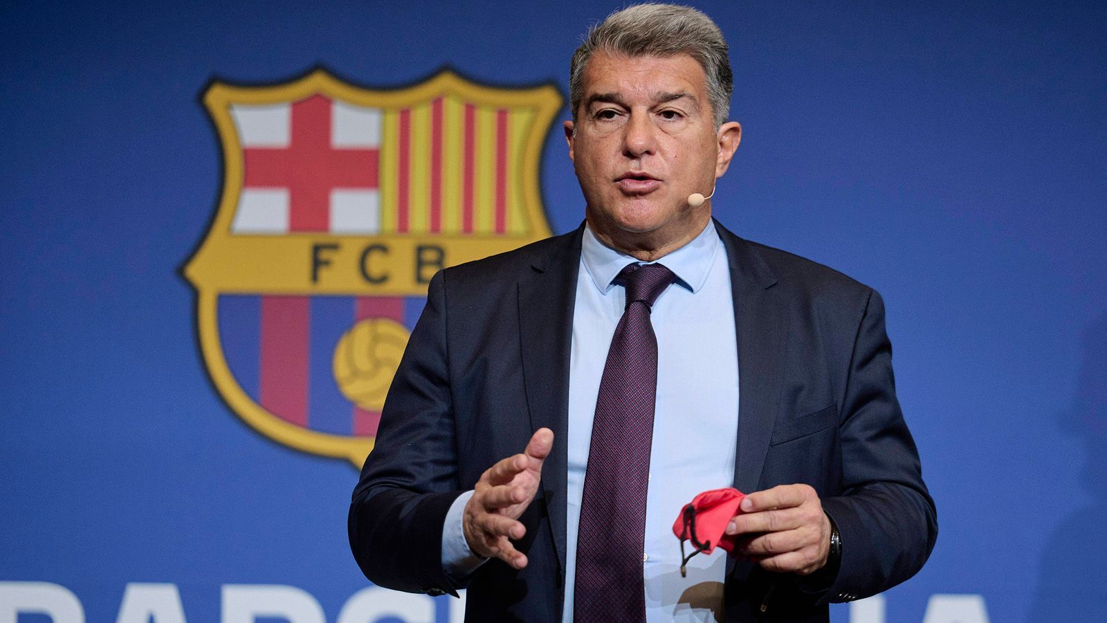 
                <strong>Joan Laporta aka der "Gütige"</strong><br>
                Der Präsident des FC Barcelona breitet gütig seine Arme aus. "Wir wollen ihm Danke sagen, dass er nach Barcelona kommen will. Wir wissen seine Bemühungen zu schätzen", flötet Laporta vor einigen Tagen. Seelenbalsam für Lewandowski, dessen Wertschätzungsgefühl in München in den vergangenen Monaten leidet. Doch Laporta lockt nicht nur mit Liebe, sondern auch mit Geld. Um seinen Wunsch-Stürmer aus München loszueisen, beschafft der Präsident seinem Pleite-Klub kurzerhand eine 200-Millionen-Finanzspritze eines US-Investors. Mindestens eine zweite soll folgen. Bei Bayern beißen die Katalanen mit drei Angeboten trotzdem bislang auf Granit. Ein paar Milliönchen mehr müssten es dann wohl sein. 
              